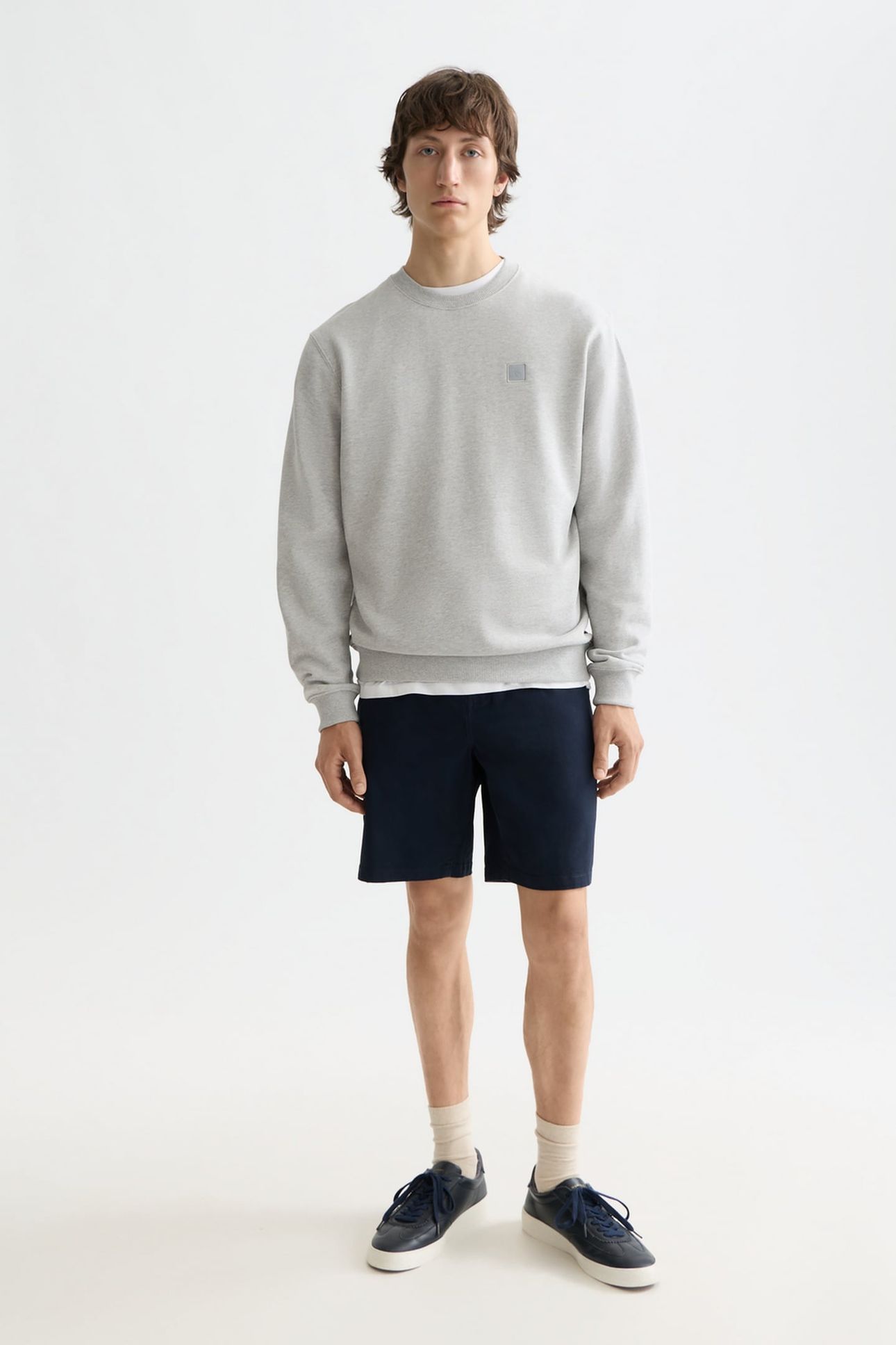 LOGO BADGE REGULAR-FIT SWEATSHIRT LIGHT PASTEL GREY 3