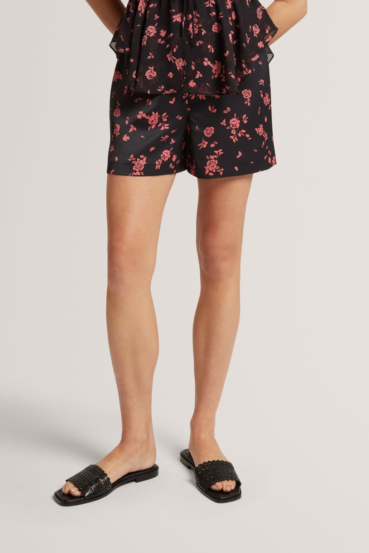 PRINTED SATIN SHORT BLACK 3