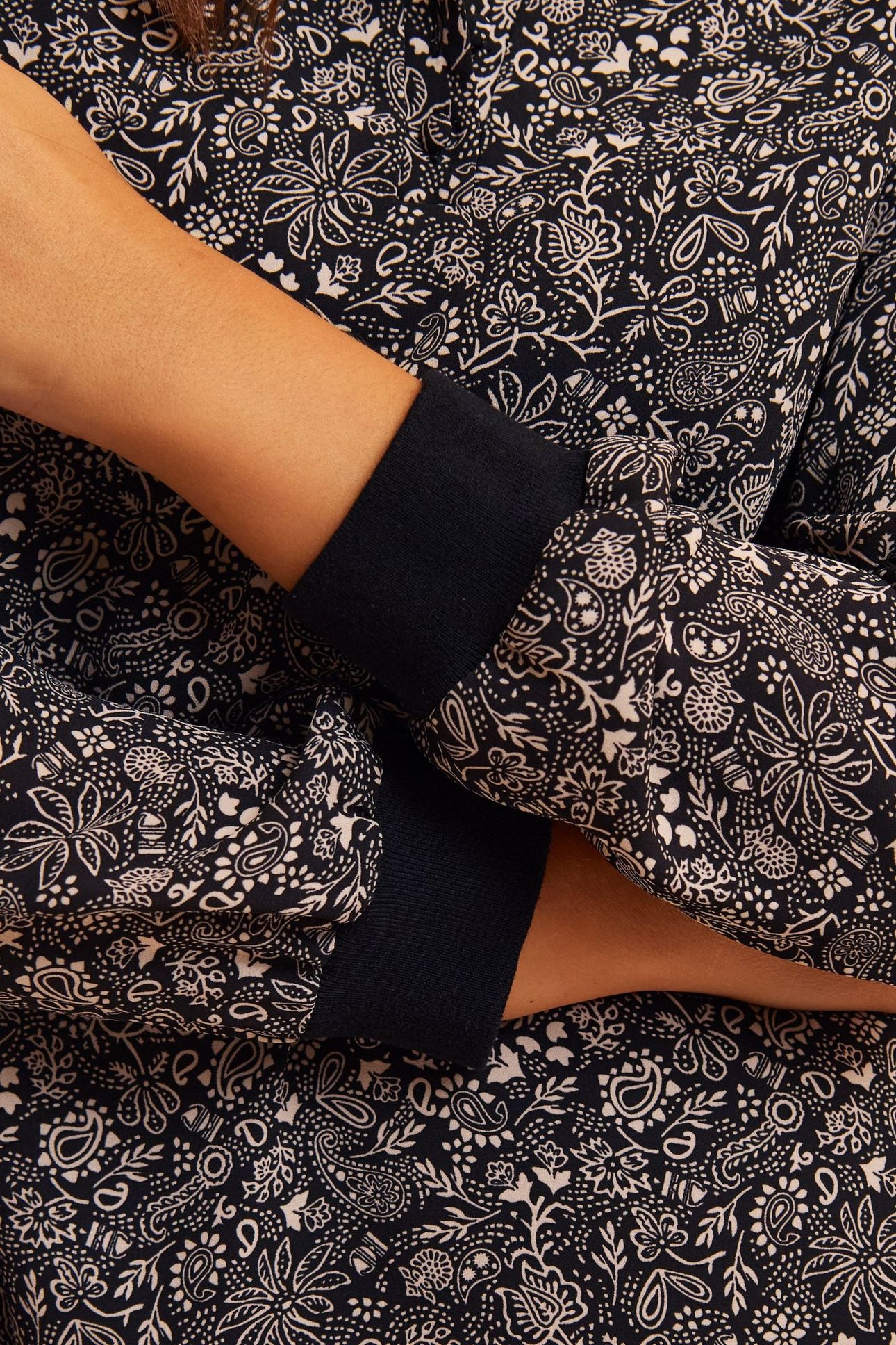BLACK PAISLEY PRINT DRESS WITH PLEATED BACK 5