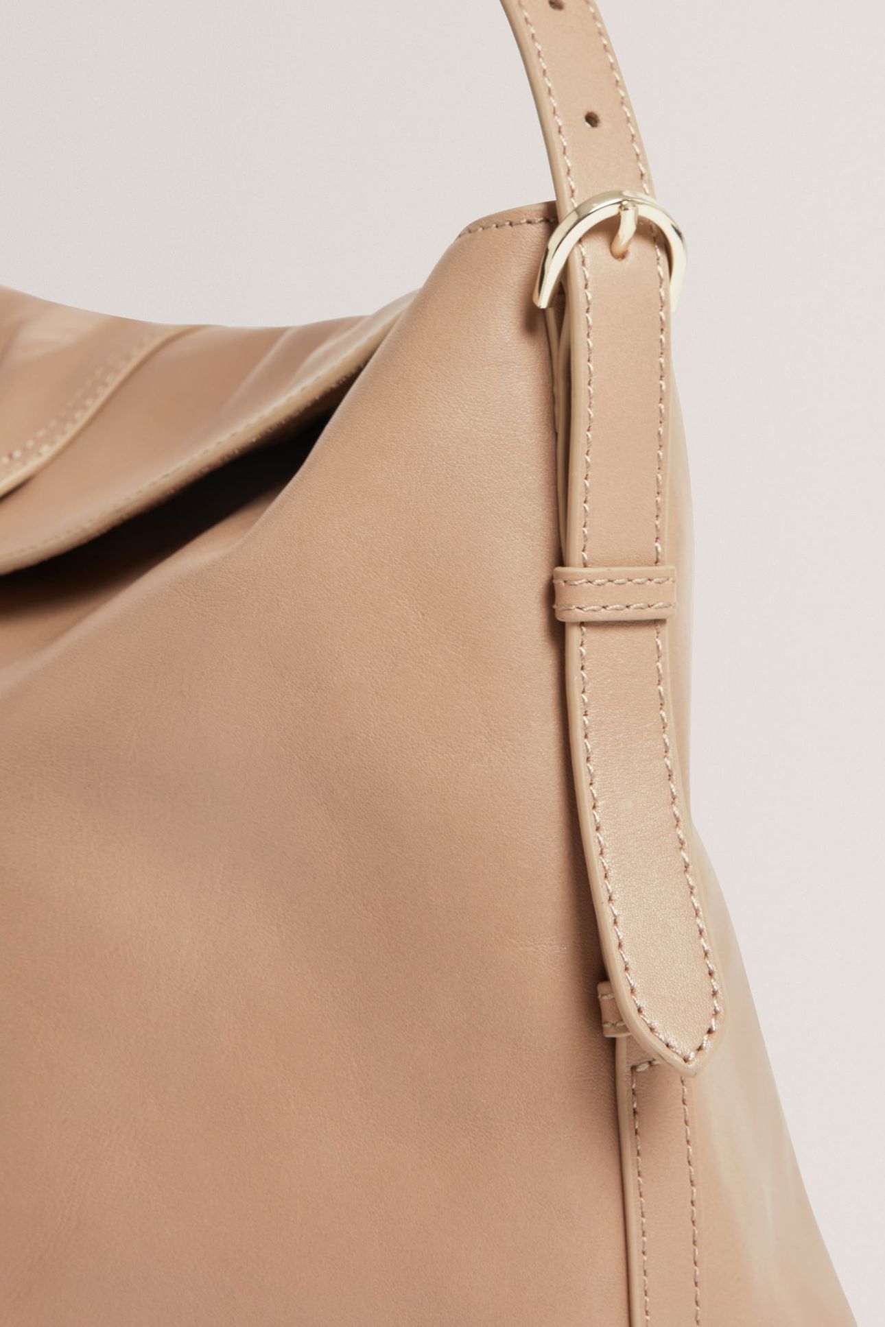 BAR DETAIL LEATHER SLOUCHY BAG CAMEL 3