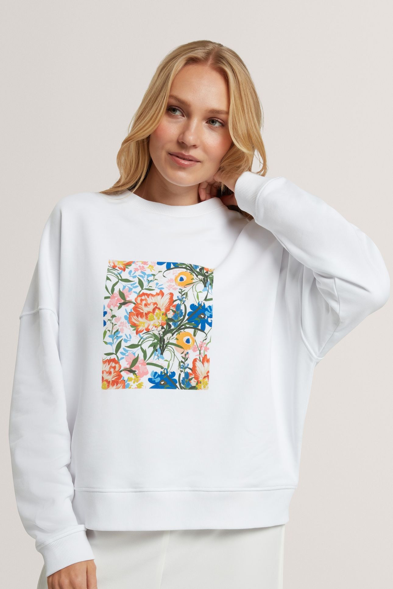 FLORAL PATCH GRAPHIC SWEATSHIRT WHITE 1