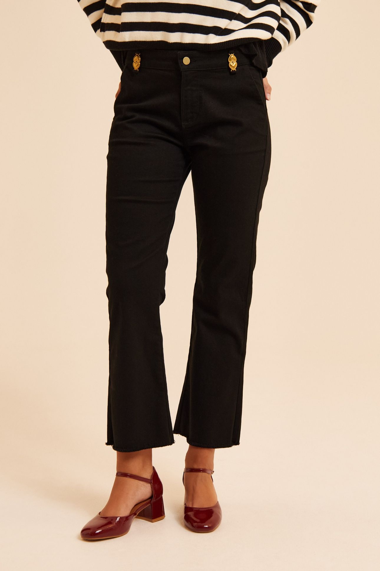 BLACK CROPPED FLARED JEANS JESSICA 1