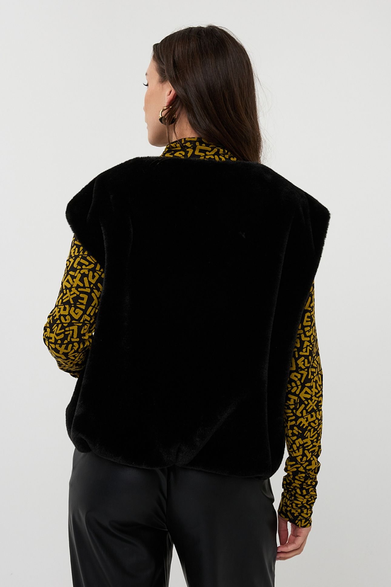 BODYWARMER FAKE FUR BLACK 4