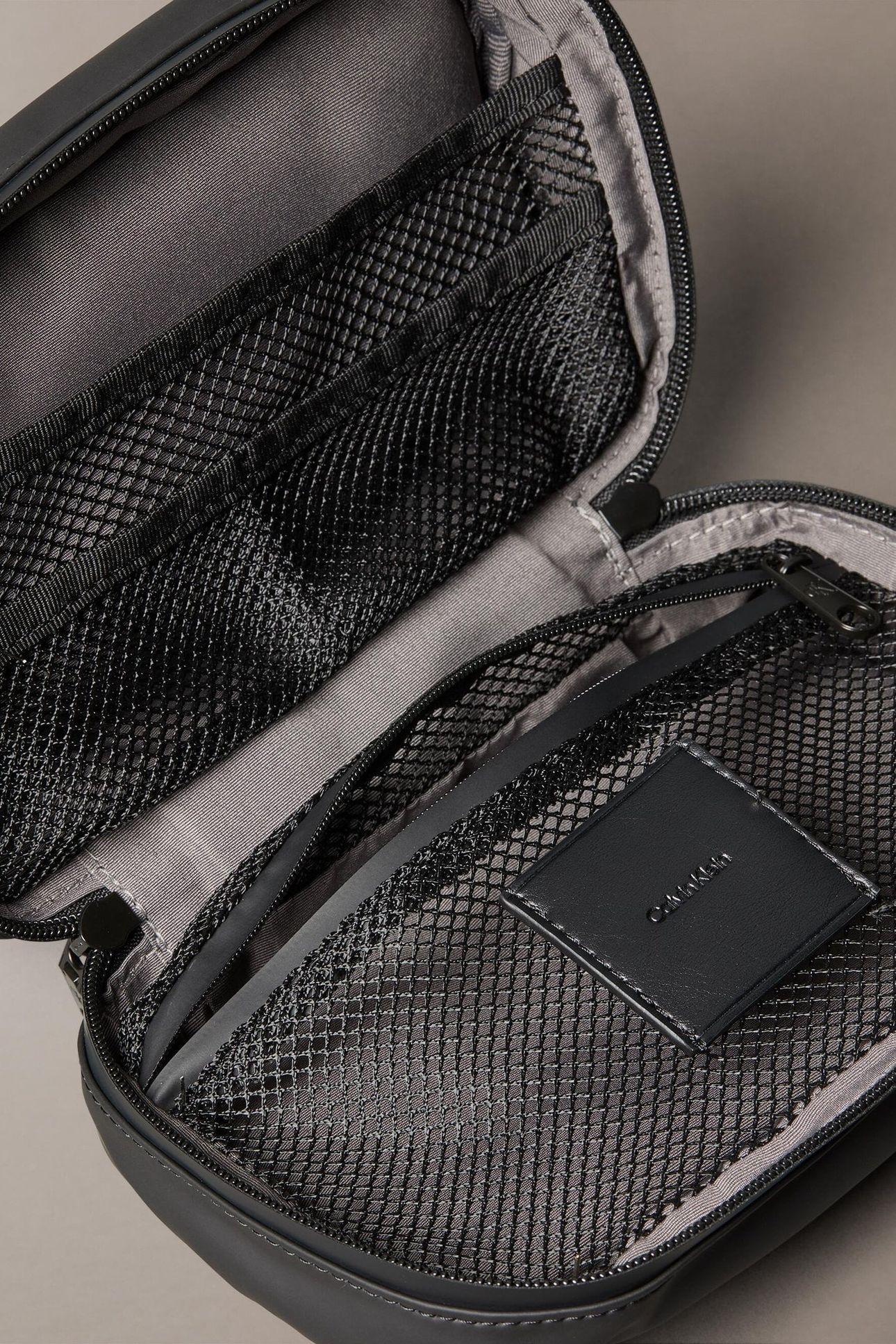 PUFFER UTILITY HANGER WASHBAG BLACK 7