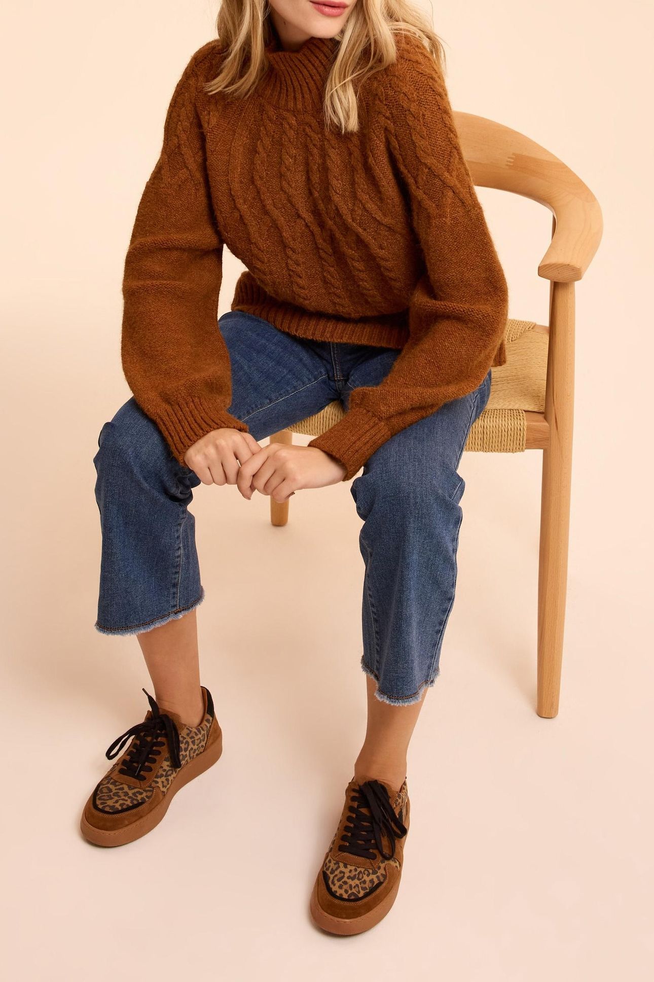CAMEL CABLE KNIT SWEATER 4