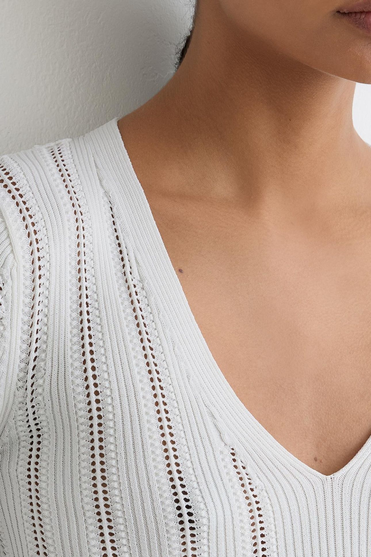 V NECK SCALLOP EDGE JUMPER WHITE 5