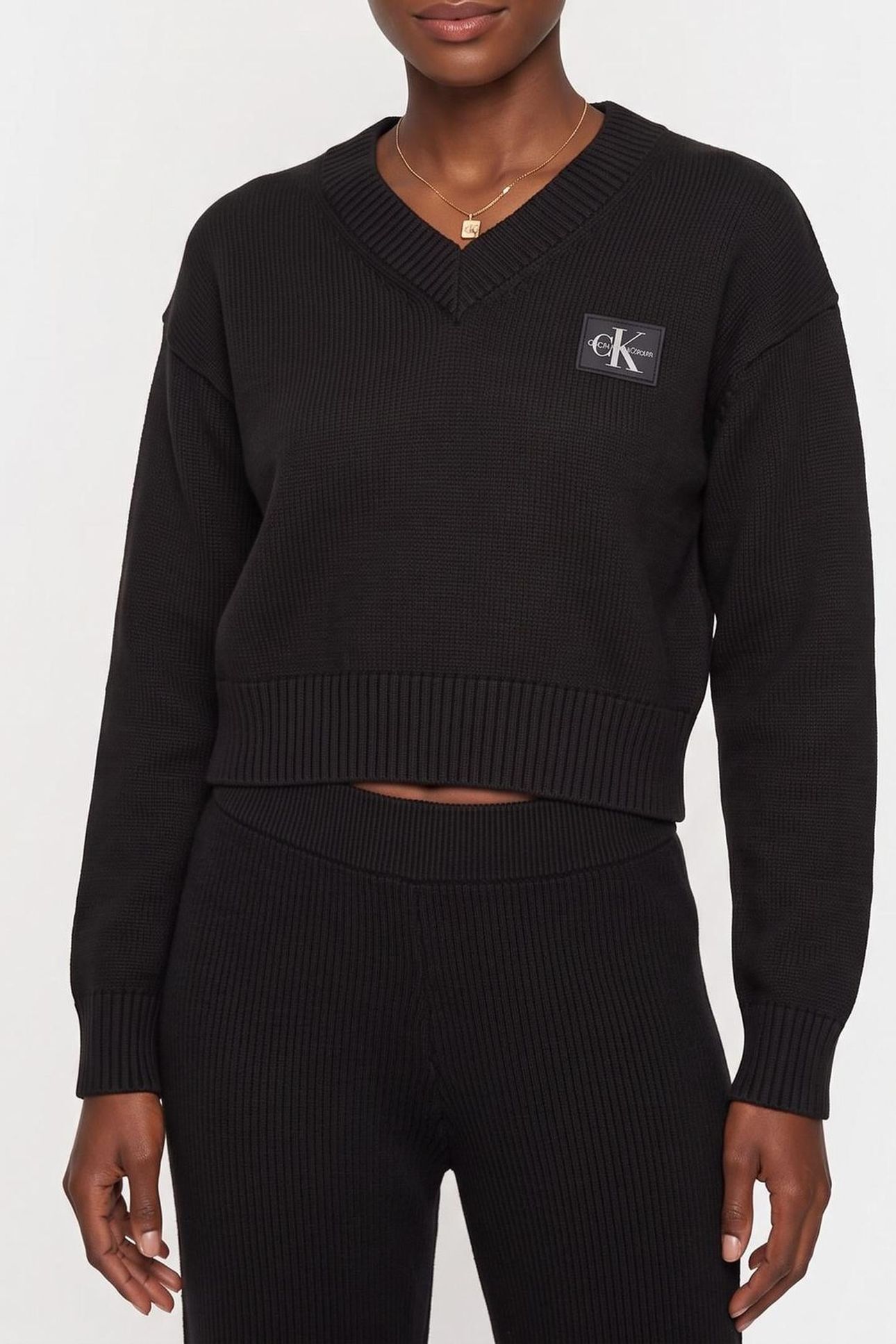 CK EMBRO BADGE V-NECK BLACK 1