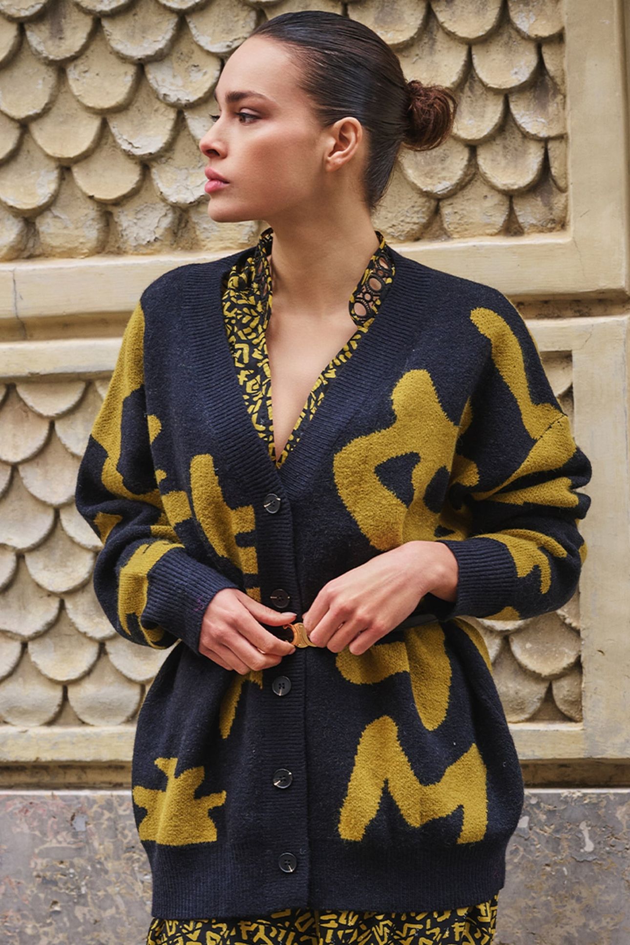CARDIGAN INTARSIA LETTERS BLACK / GOLDEN OLIVE 8