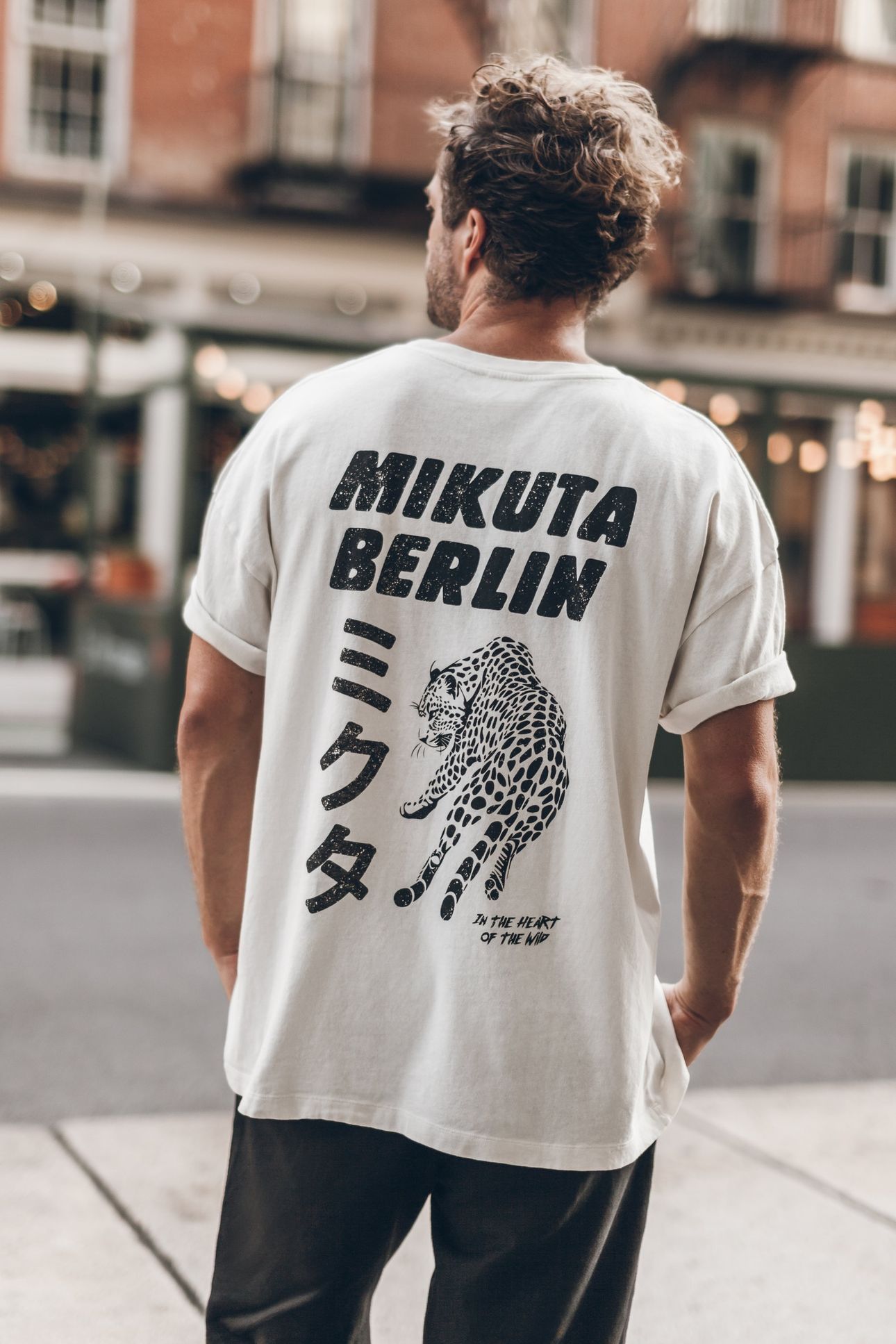 THE OFF WHITE LEO VINTAGE UNISEX T-SHIRT 1