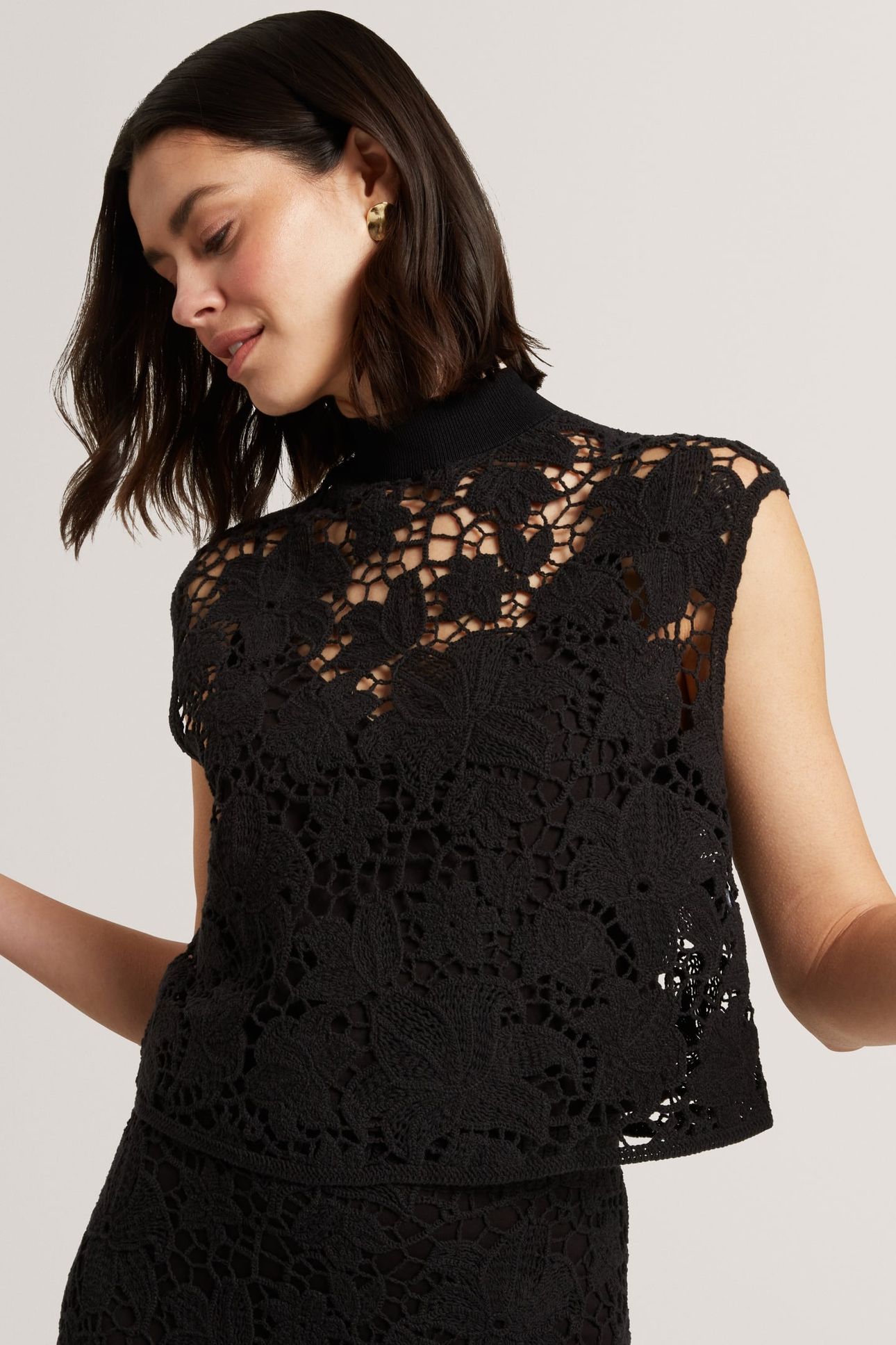 CROPPED CROCHET TOP BLACK 2