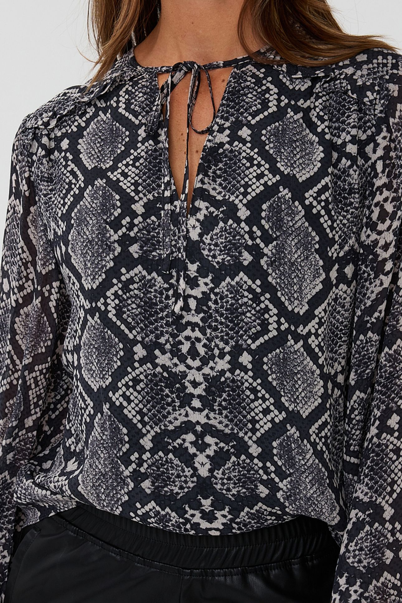 BLOUSE GATHERING CITY SNAKE PRINT 7