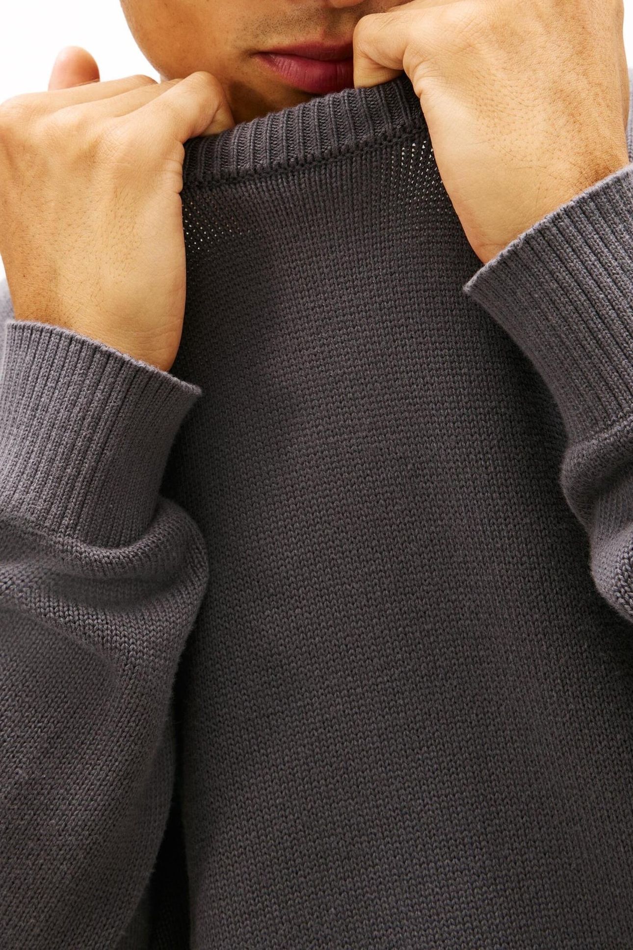 TJM SLIM ESSENTIAL SWEATER WASHED BLACK 6