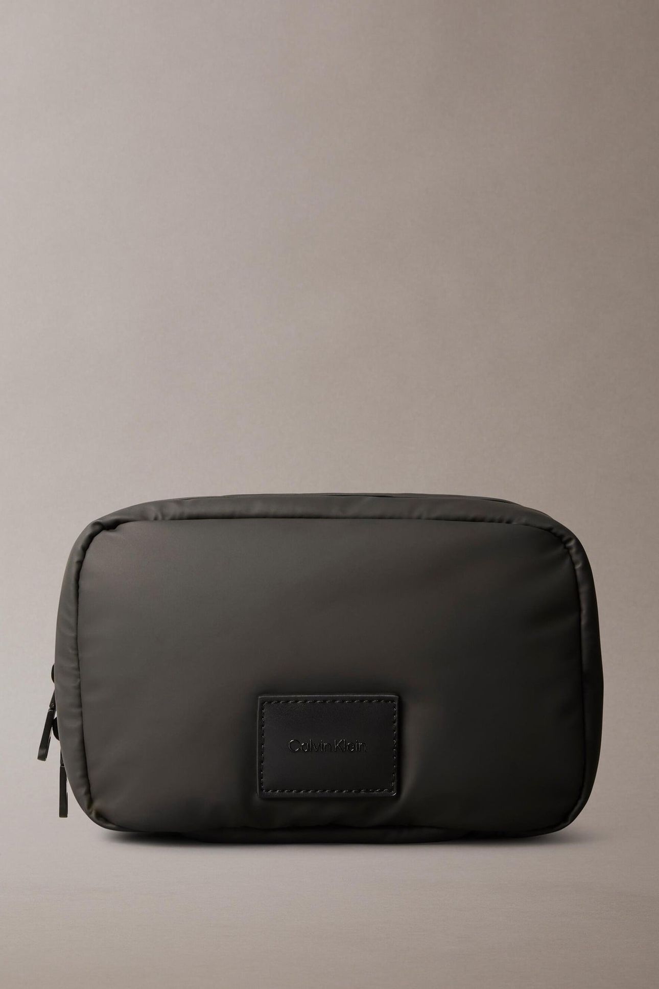 PUFFER UTILITY HANGER WASHBAG BLACK 1