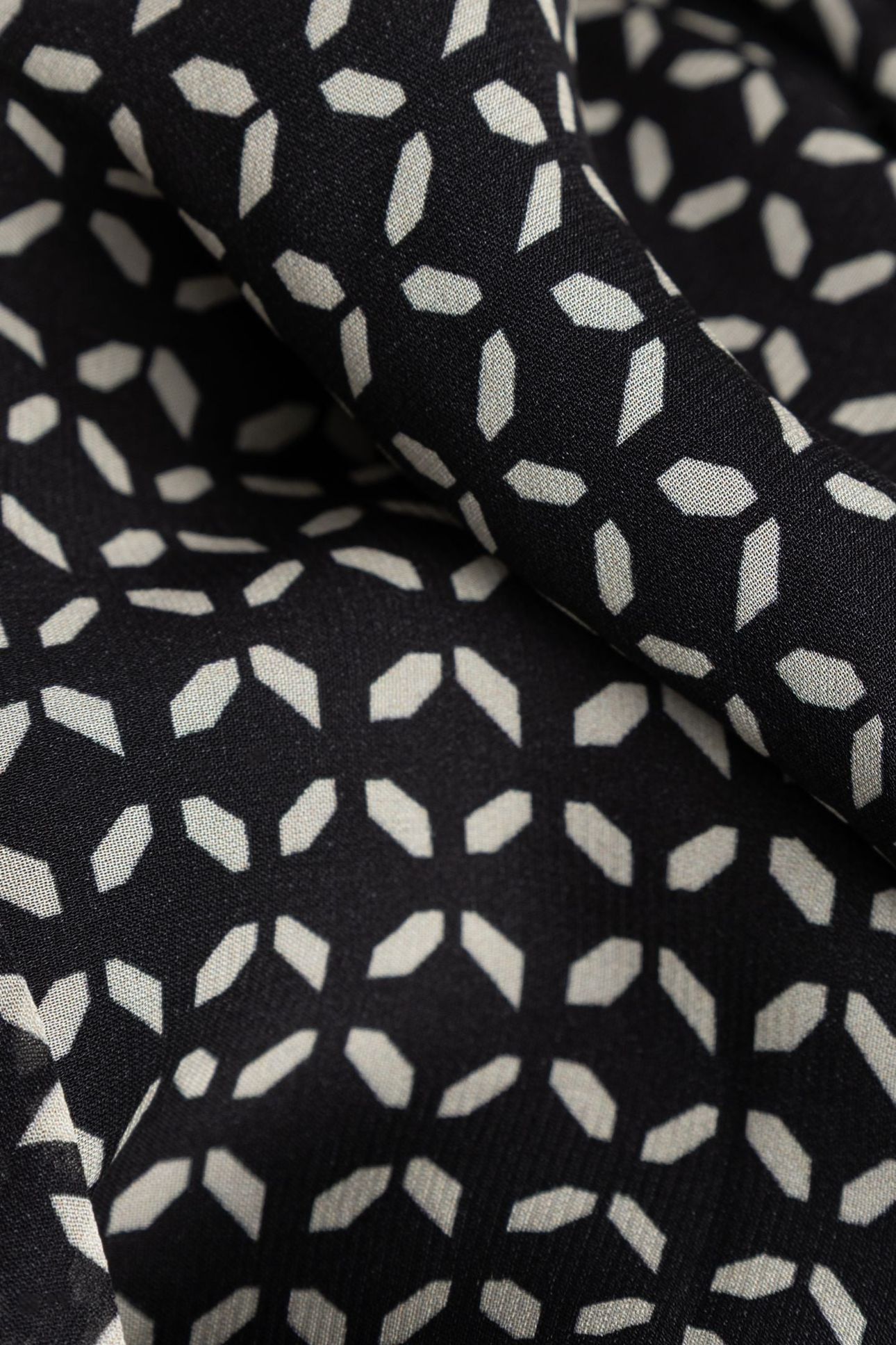 BLACK FLUID DRESS WITH GEOMETRIC PRINT 6