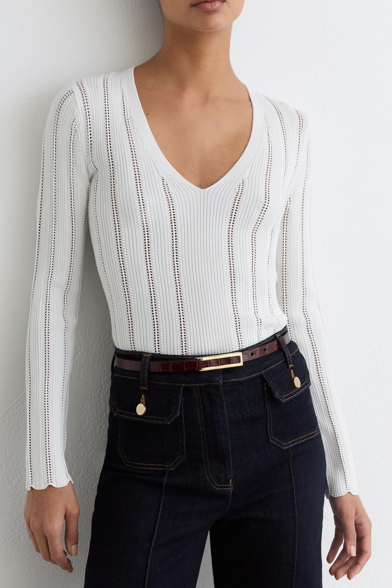 V NECK SCALLOP EDGE JUMPER WHITE 2