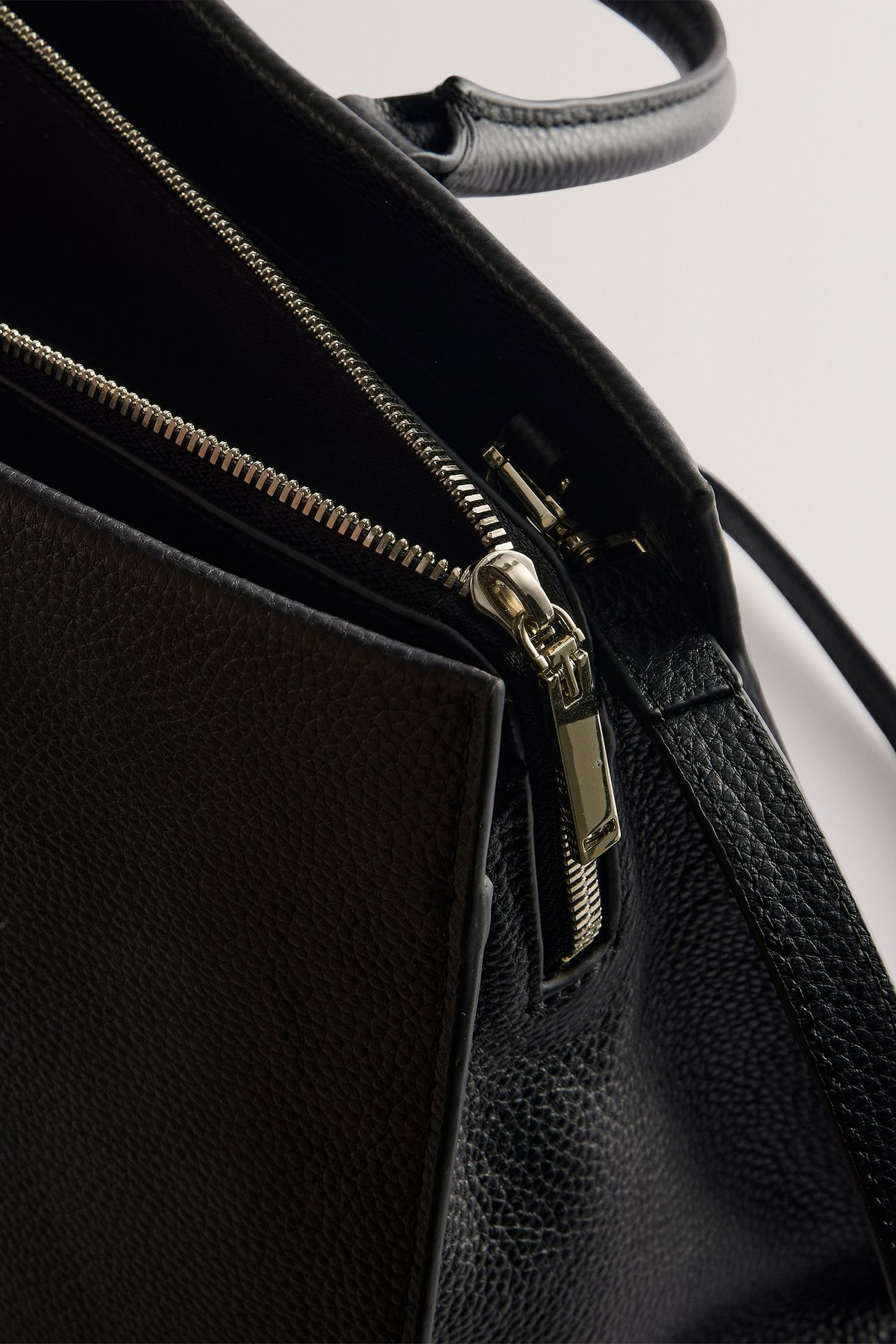 BAR DETAIL MEDIUM TOTE BAG BLACK 4