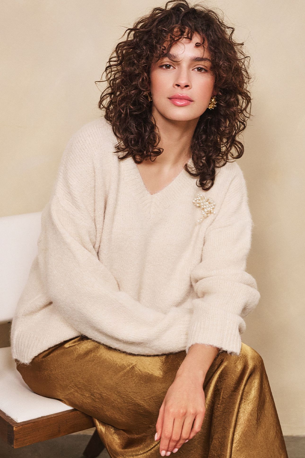 SWEATER V-NECK BROOCH LIGHT SAND 8