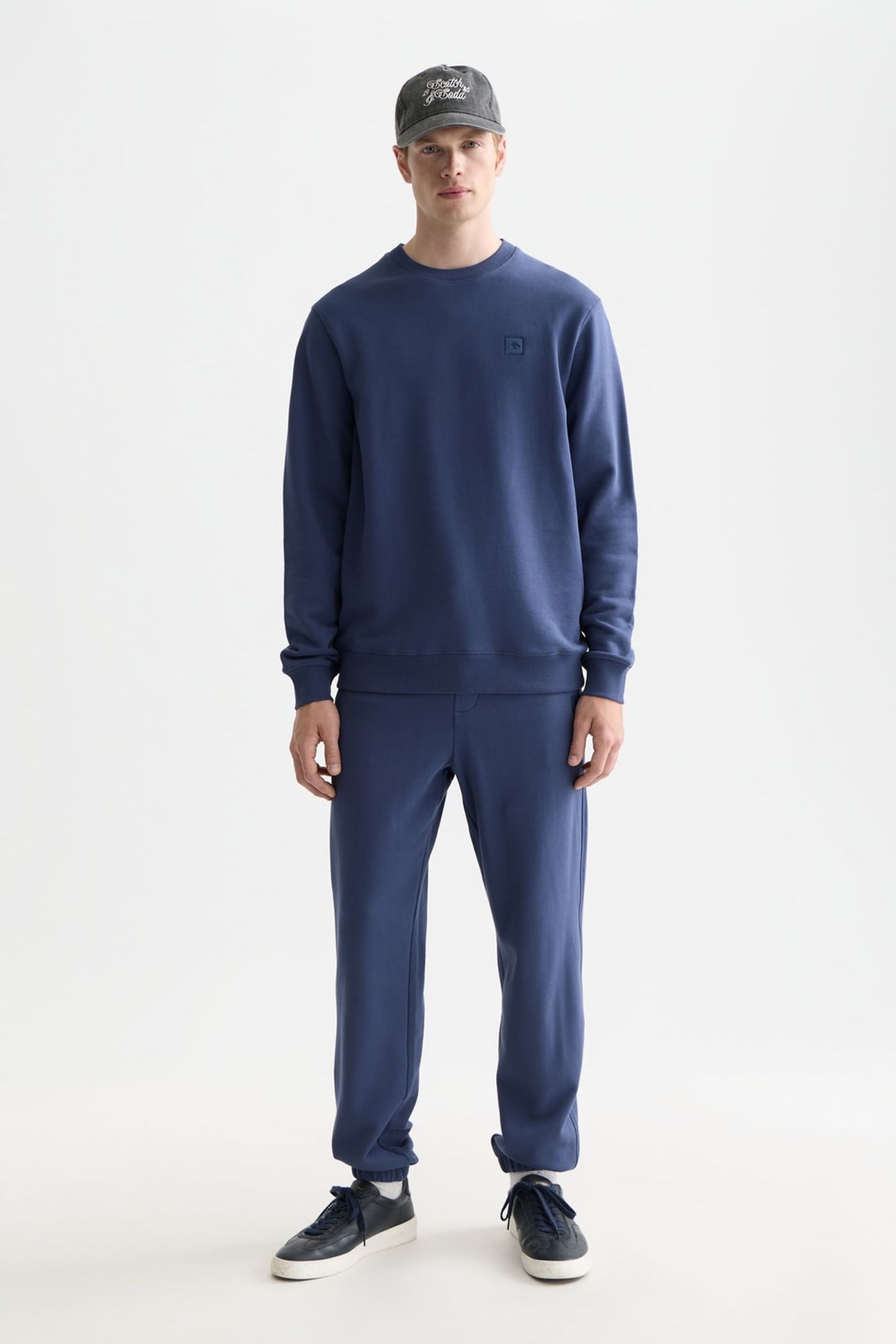 SEASONAL CORE LOGO BADGE REGULAR-FIT SWEATSHIRT NAVY 3