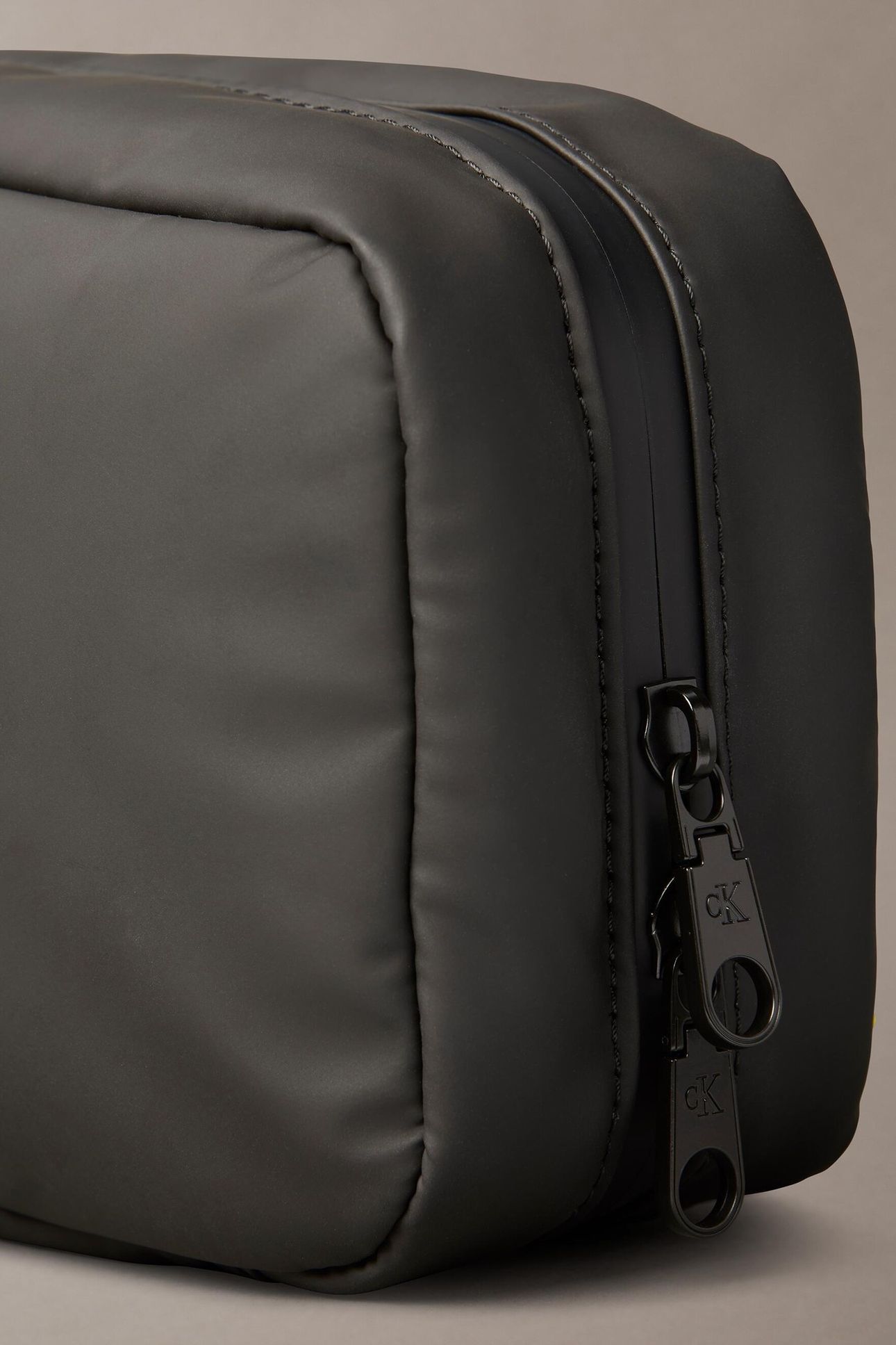 PUFFER UTILITY HANGER WASHBAG BLACK 8