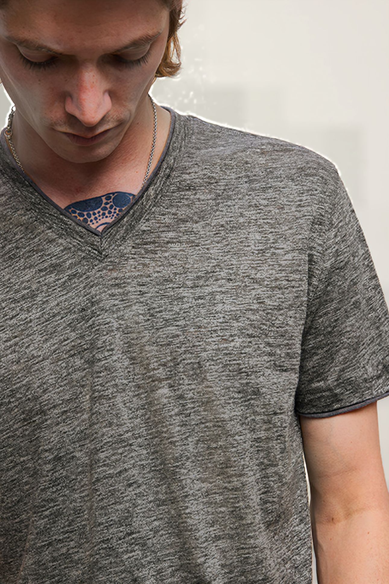 WOOSTER REGULAR FIT SS VNECK WITH MELANG IRON GREY 2