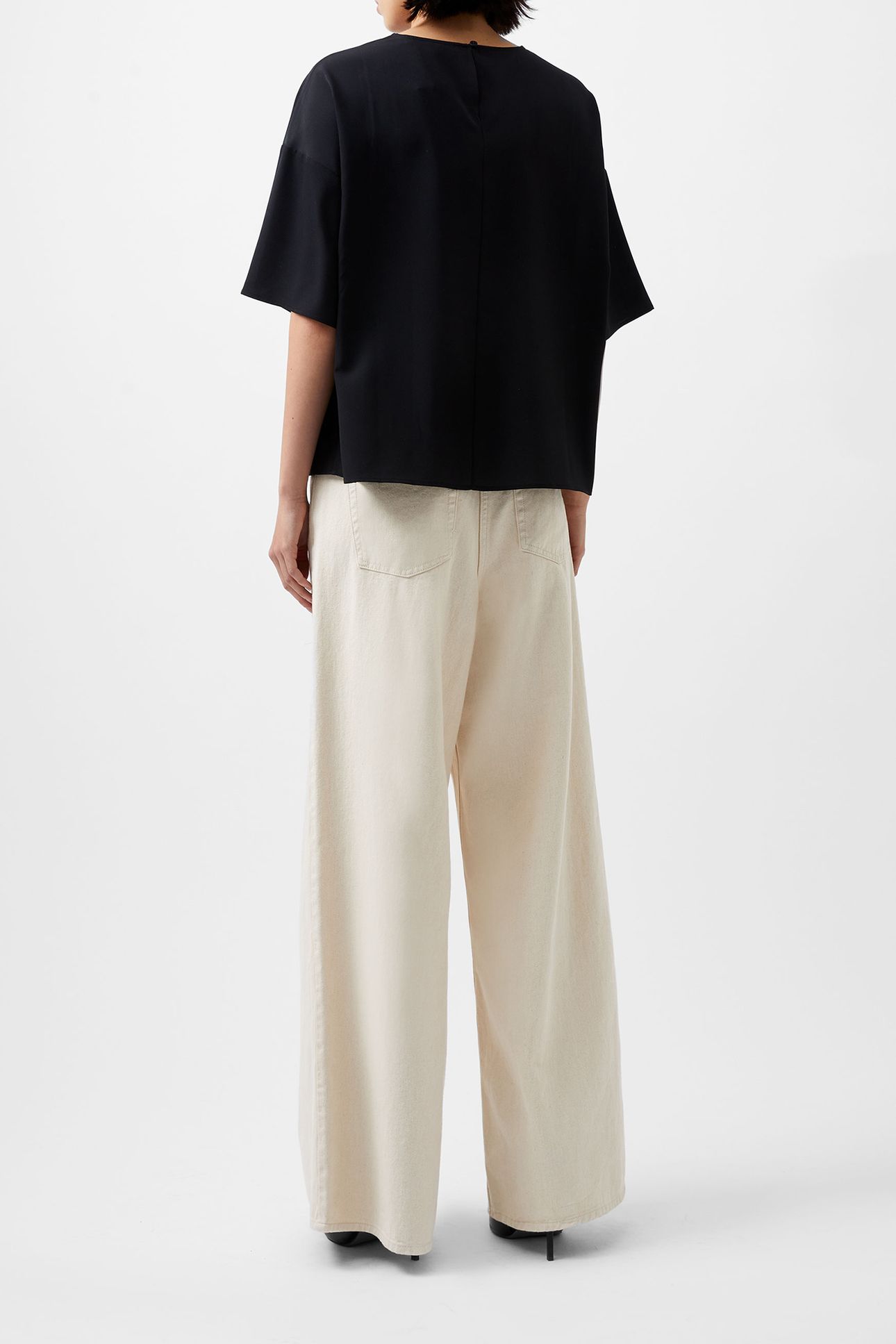 CAPRIANA CREPE TOP BLACKOUT 3