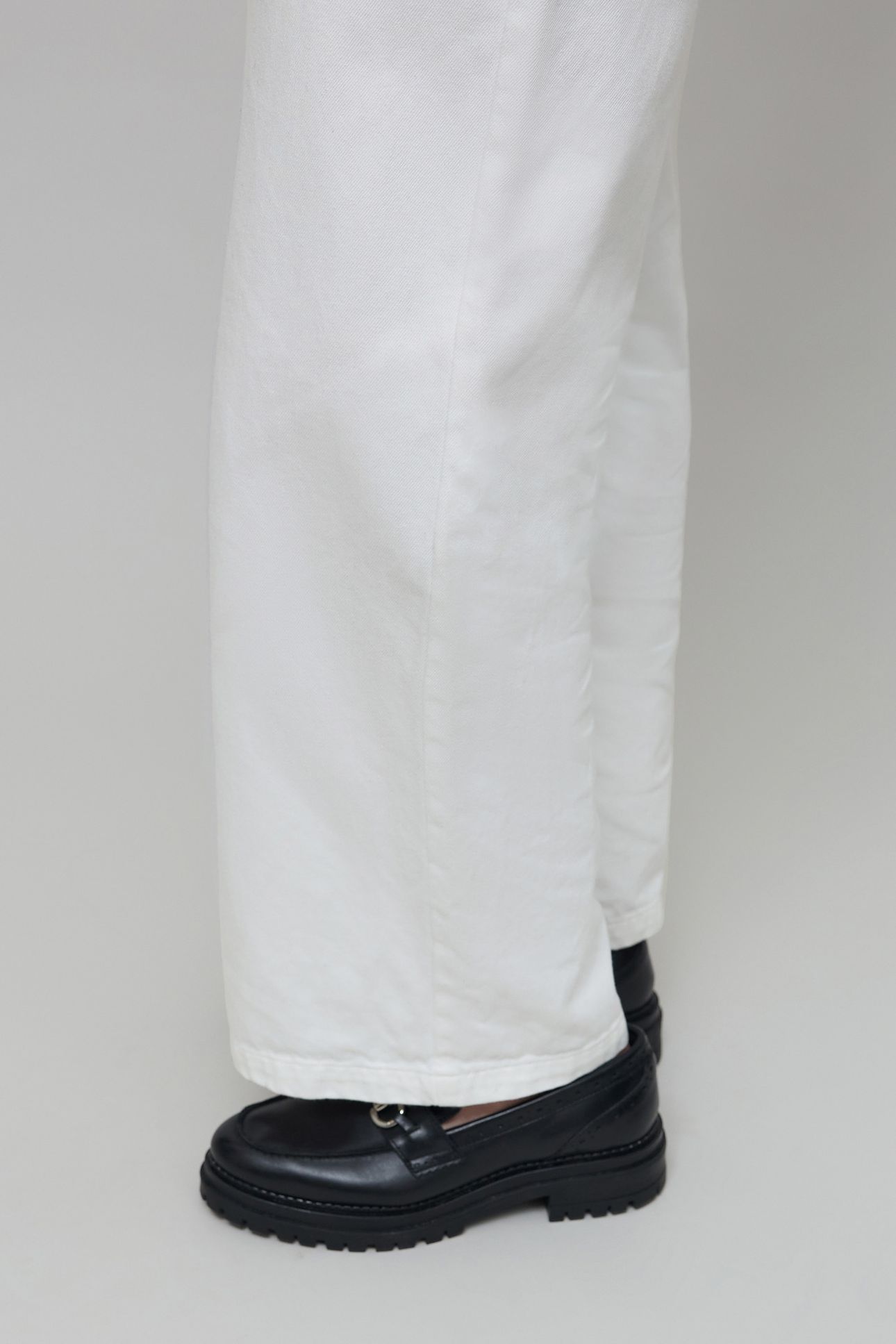 HIGH-WAISTED OFF-WHITE WIDE-LEG JEANS 8