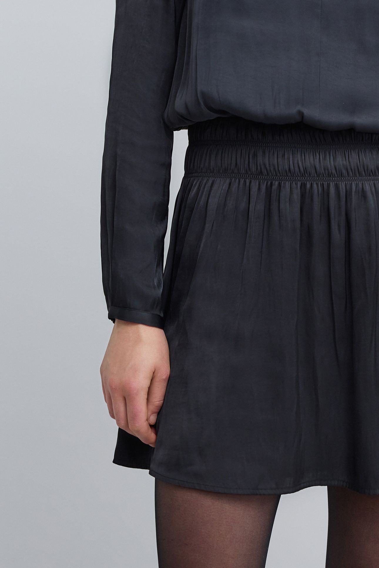 BLACK CRINKLED SMOCKED DRESS 5