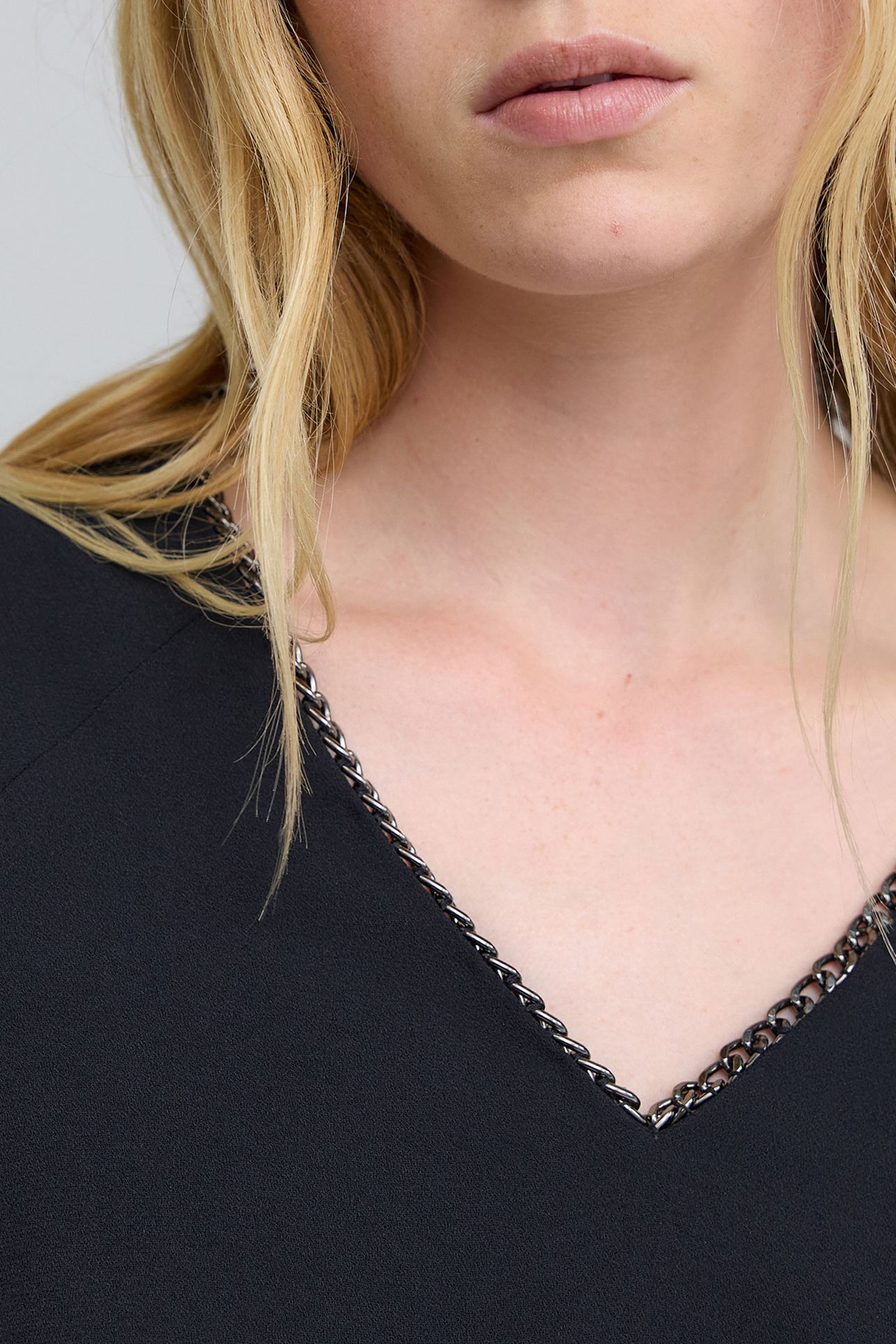BLACK V-NECK CHAIN DRESS 5