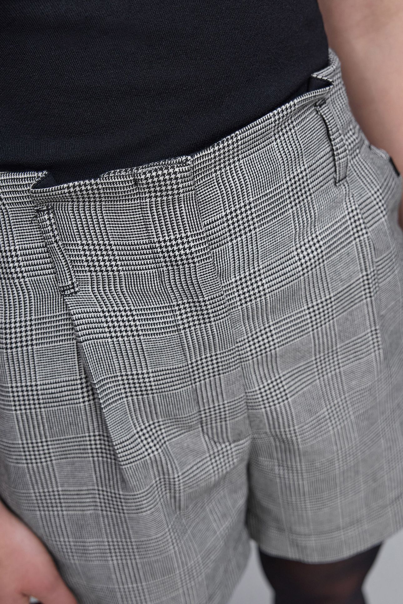 BLACK PRINCE OF WALES SHORTS 6
