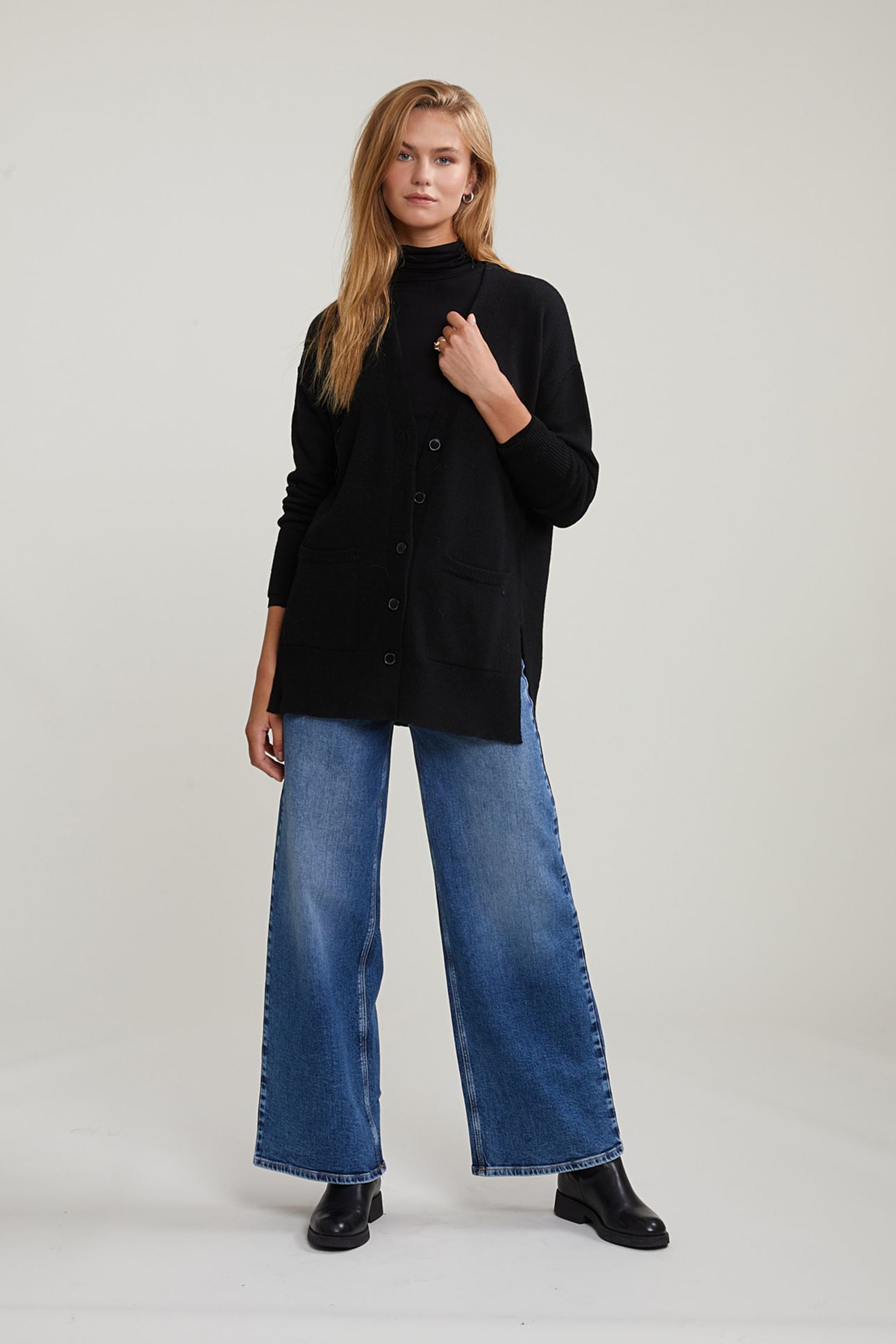 BLACK V-NECK BUTTONED CARDIGAN 2 POCKETS 3