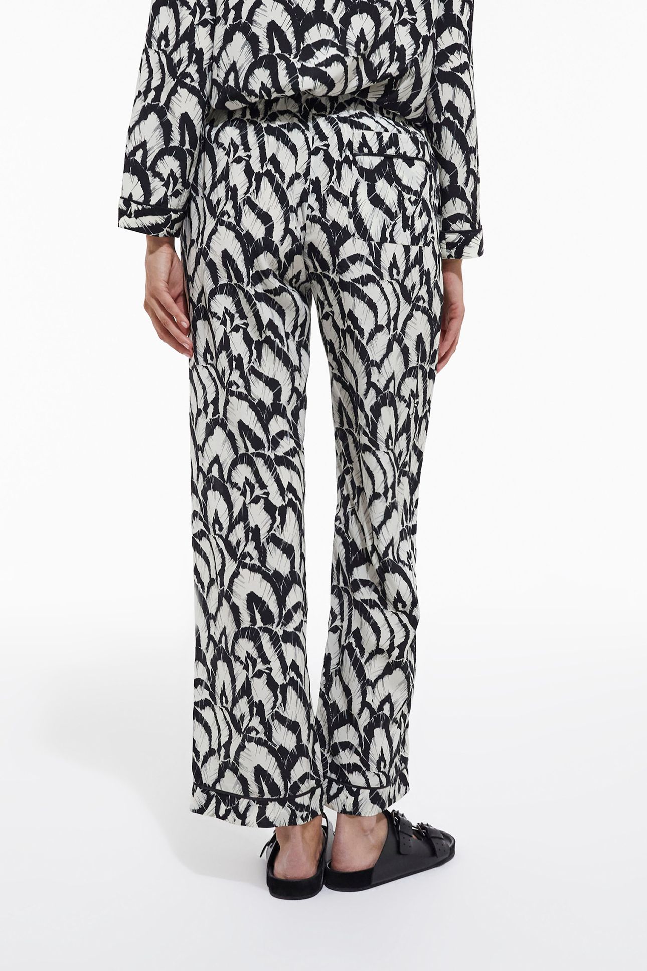 ELASTIC WAIST PANTS WITH BACK POCKET DETAIL 2