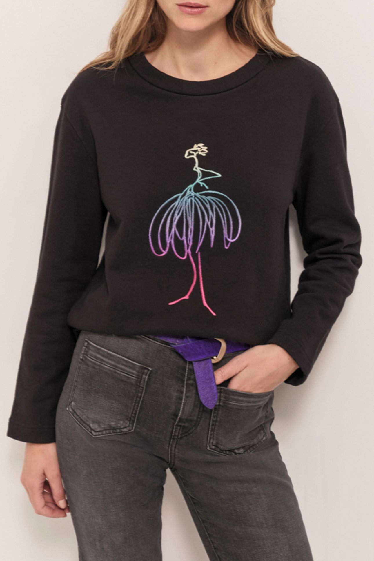 MAMOUR - BLACK FLEECE SWEATSHIRT WITH EMBROIDERED DANCER DES 1