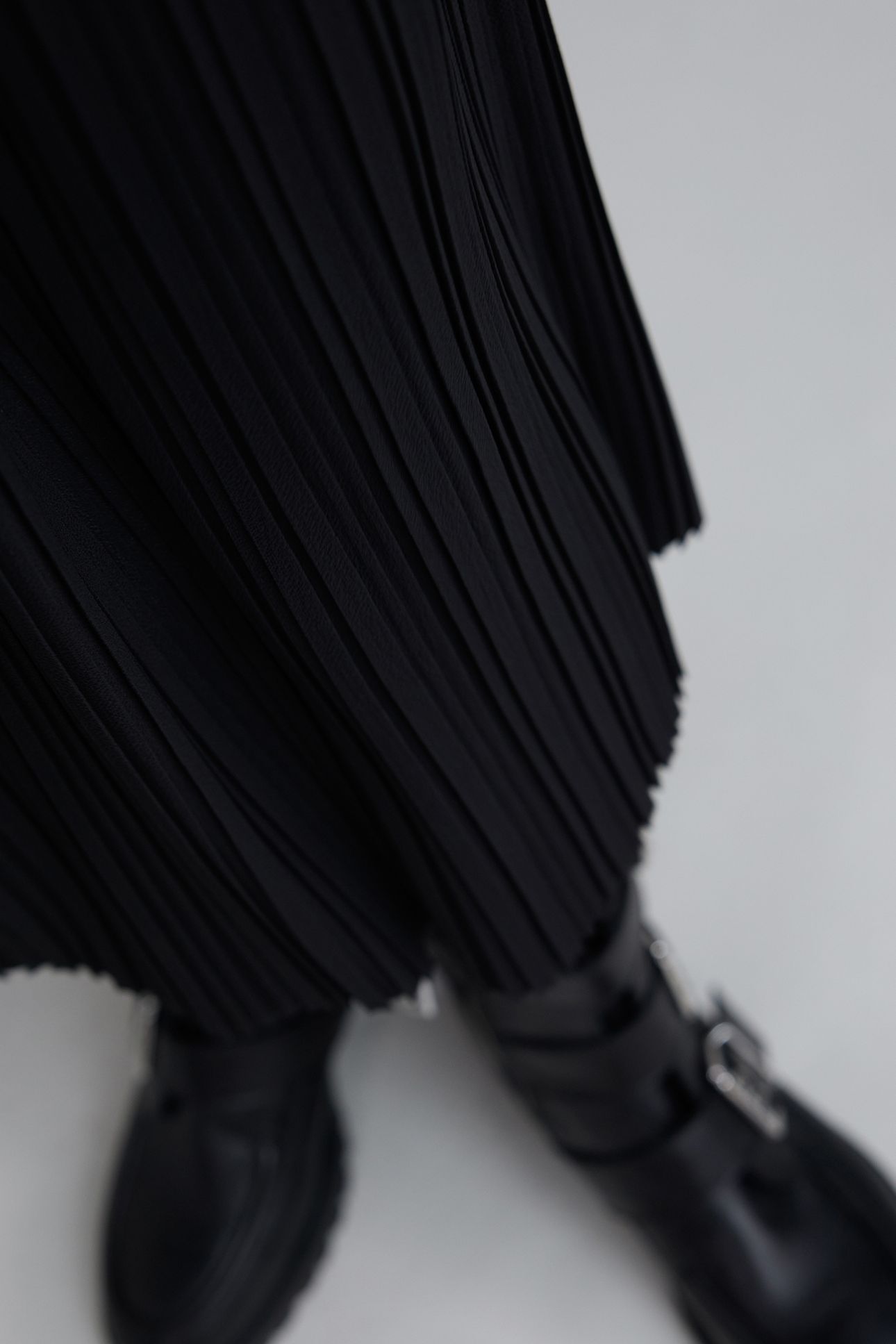 BLACK PLEATED MIDI SKIRT 4