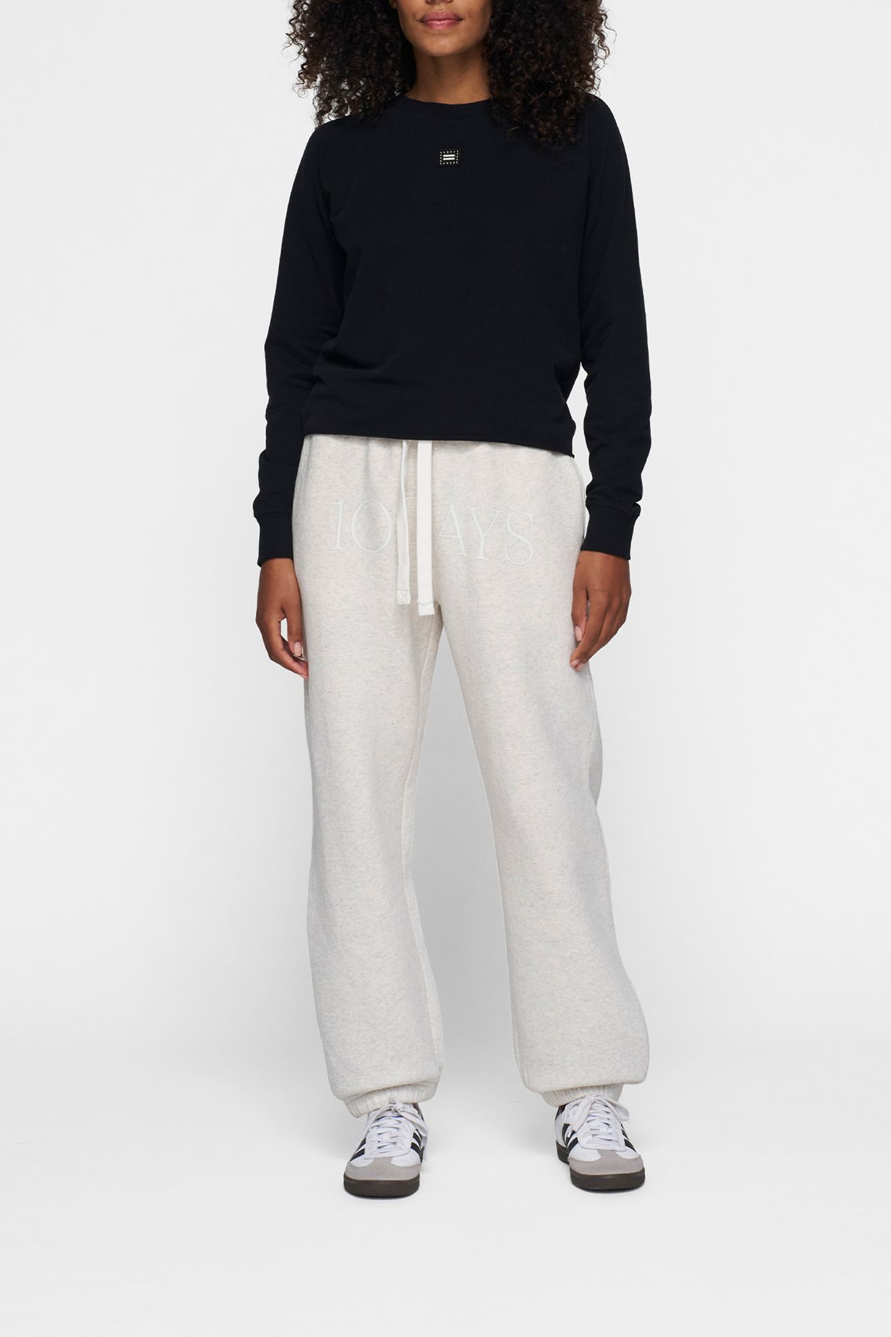 CREW NECK PEARLS BLACK 2
