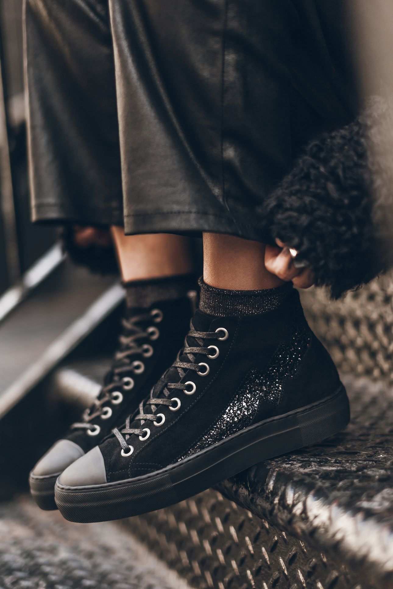 THE BLACK PLATFORM SNEAKERS 2