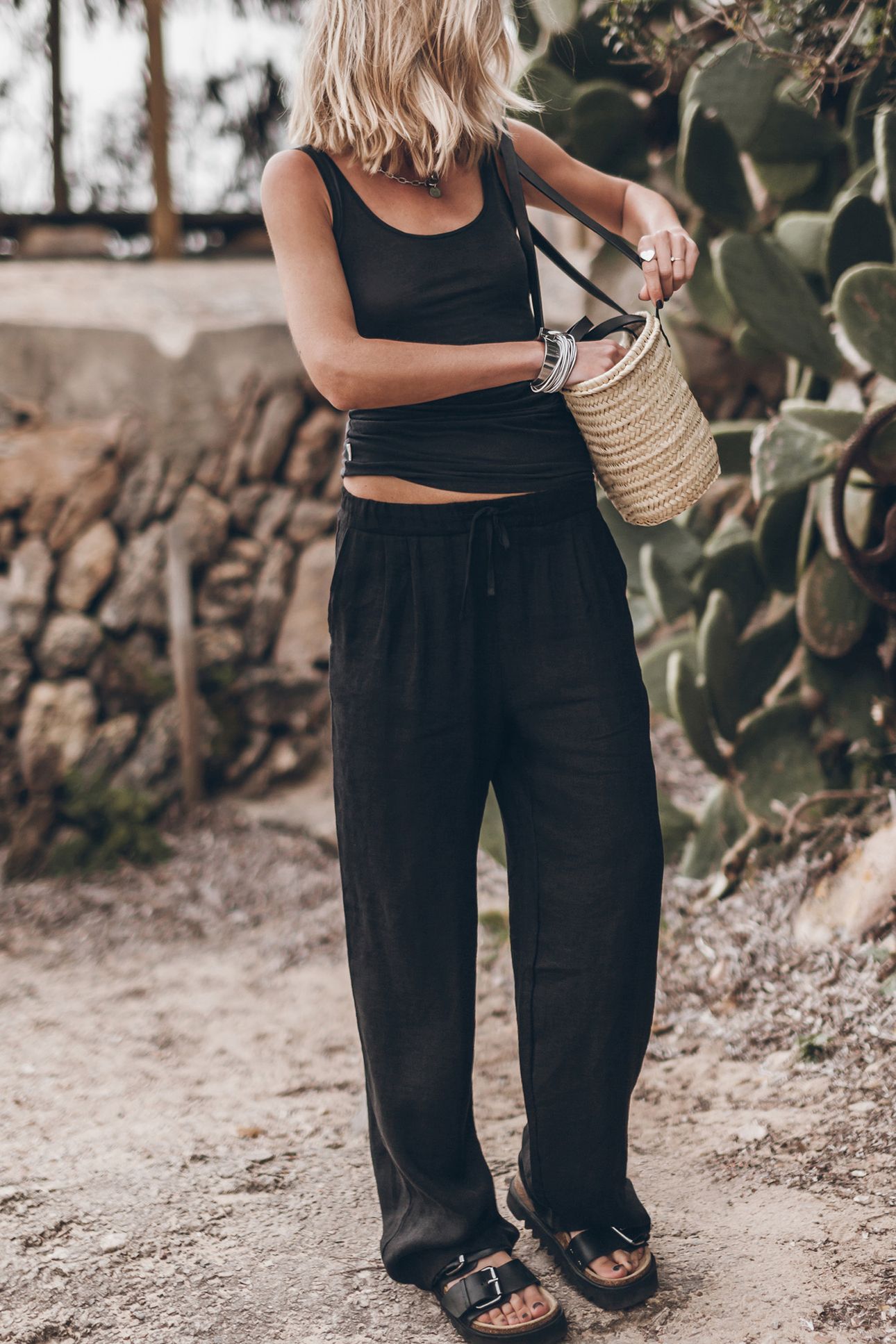 THE BLACK LOOSE LINEN PANTS 1