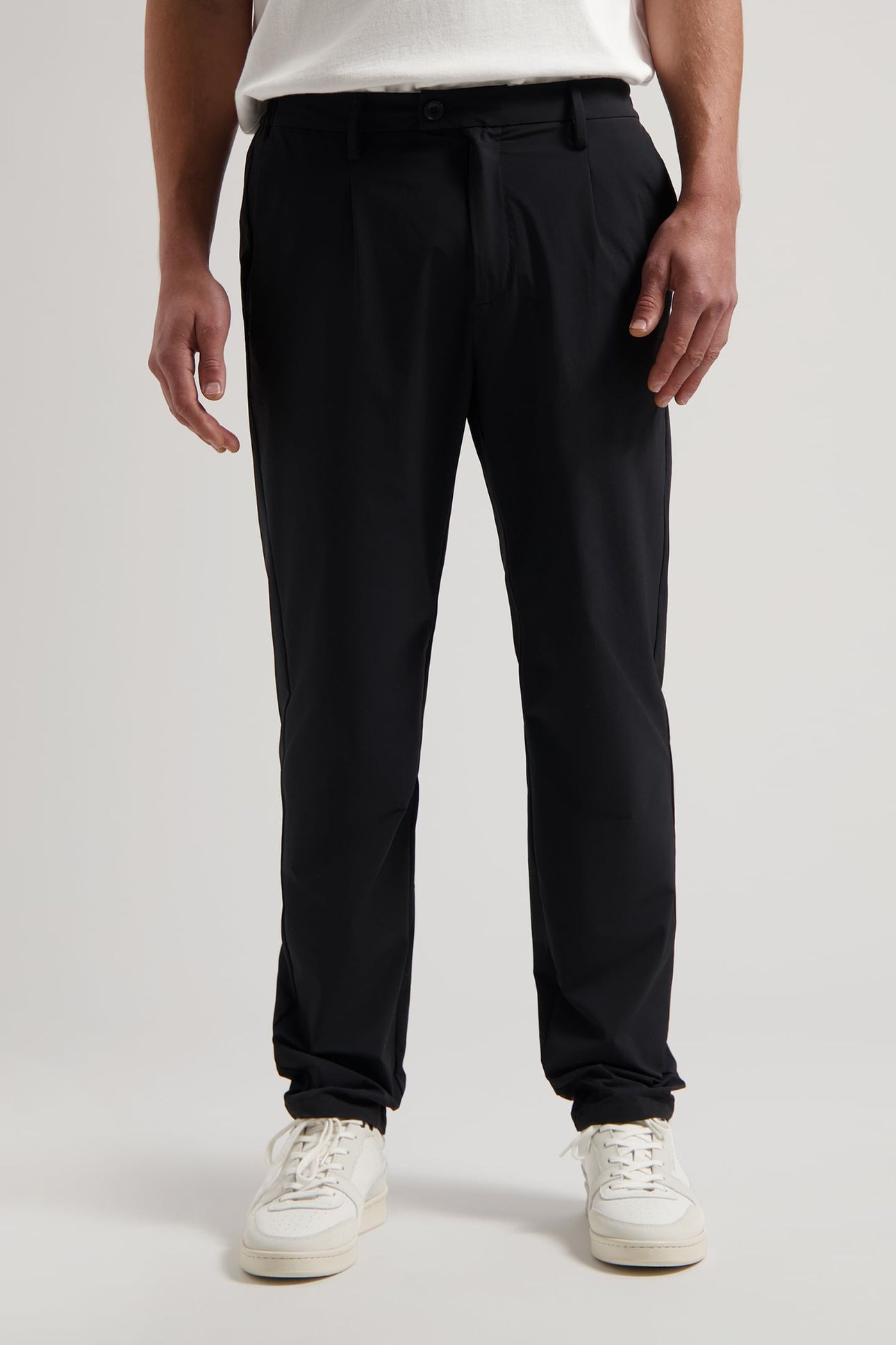 DS-LOGAN TECH CHINO BLACK 1