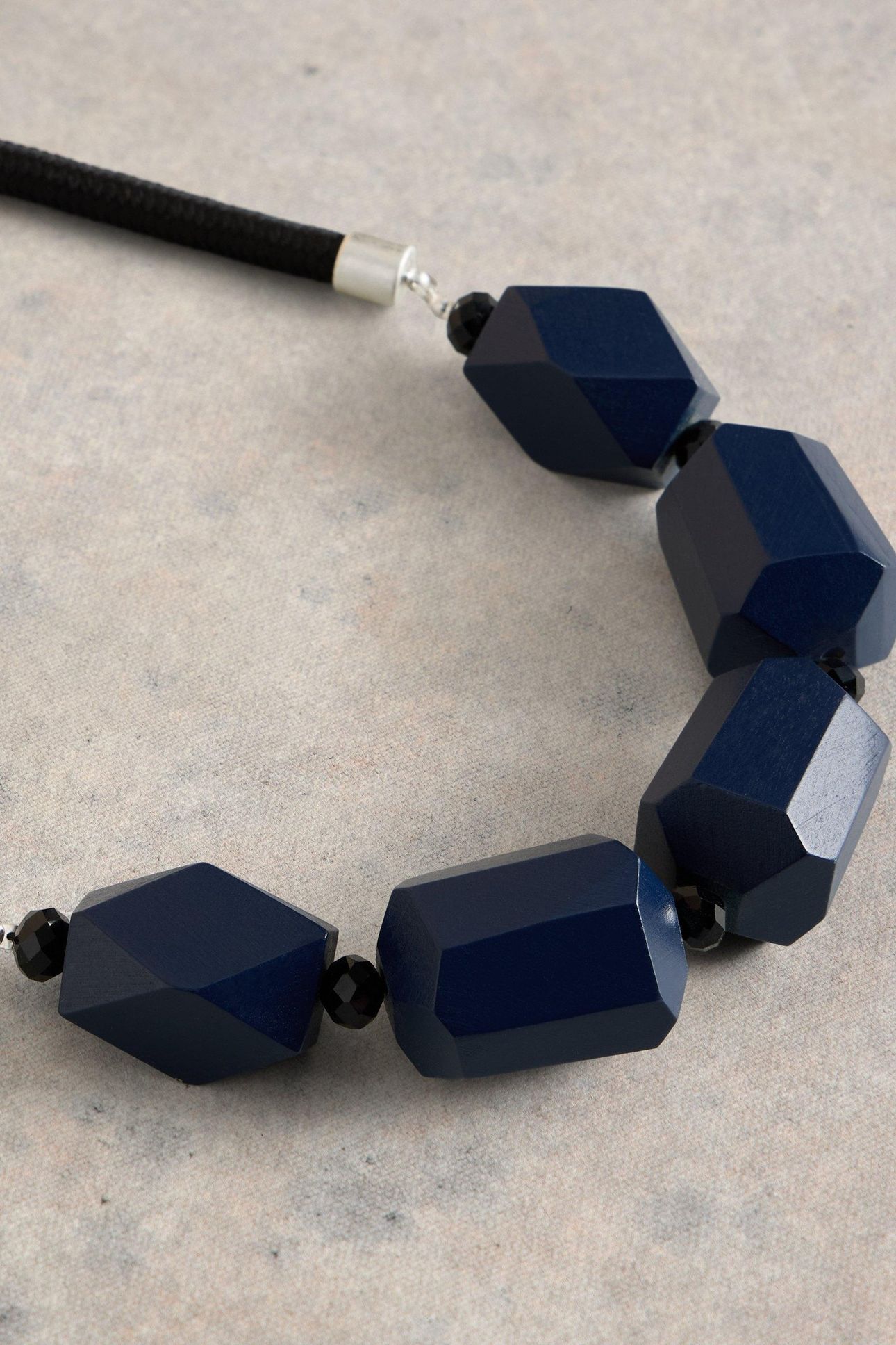 CARNATION BEADED NECKLACE DARK NAVY 2