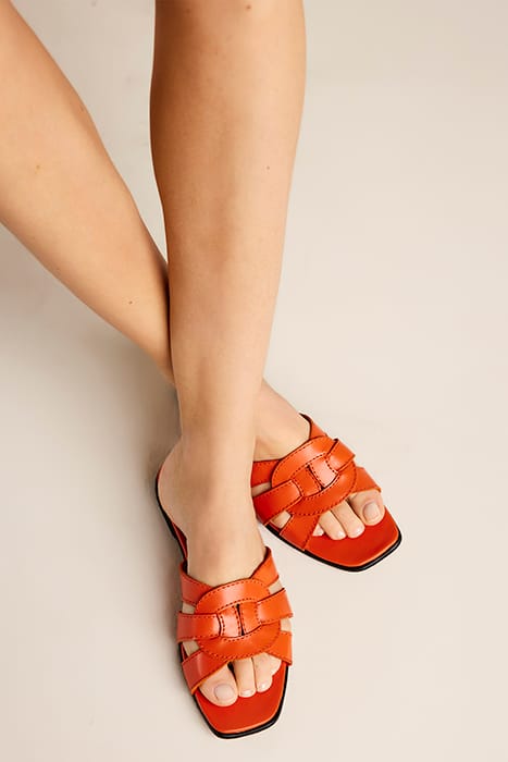 OVAL RING LEATHER SANDAL MANDARIN 2