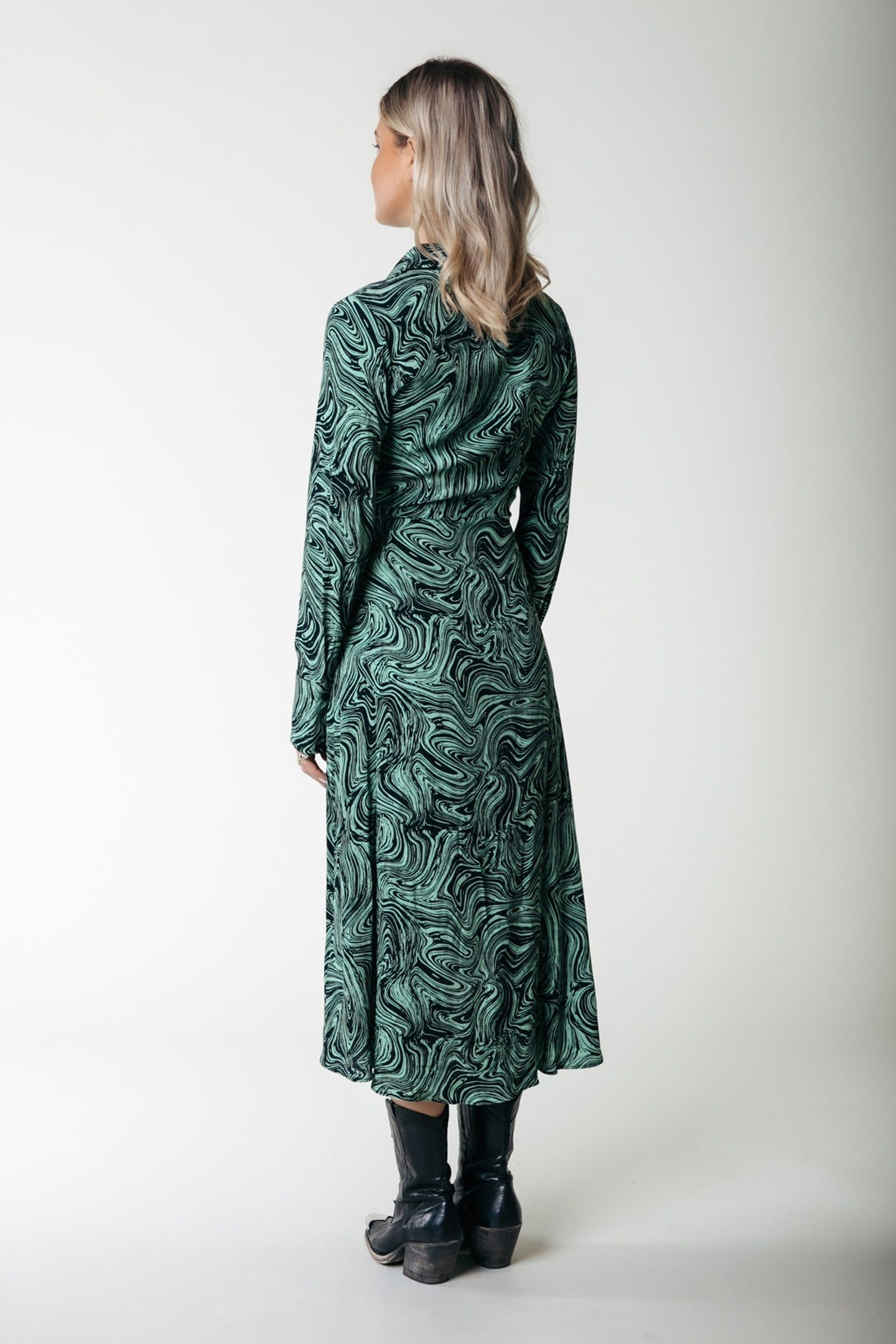 LEA LIQUID PAINT WRAP MIDI DRESS LS SOFT GREEN 2