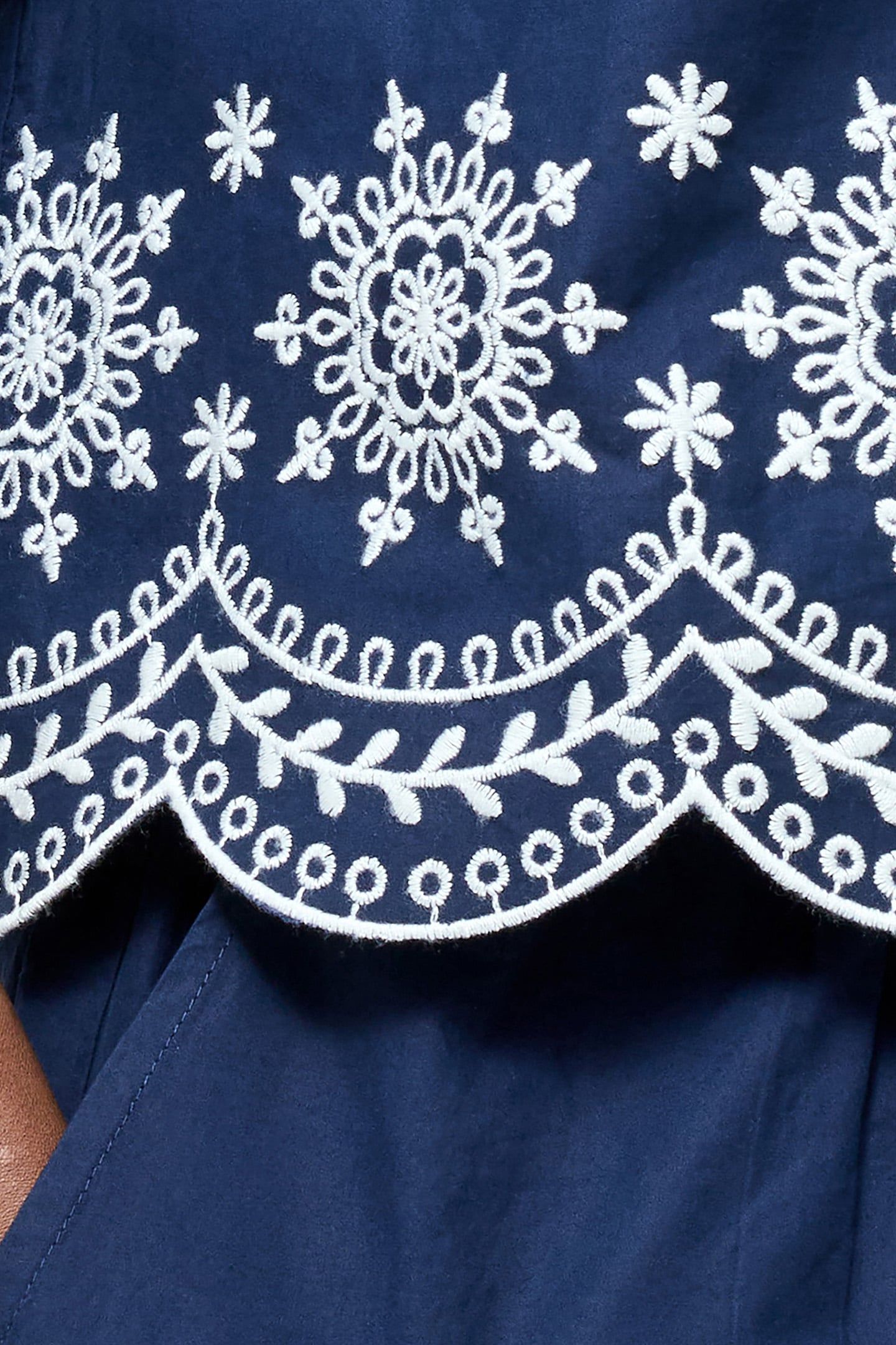 EMBROIDERED HEM POPOVER SHORT SLEEVE SHIRT MIDNIGHT/LINEN WH 4
