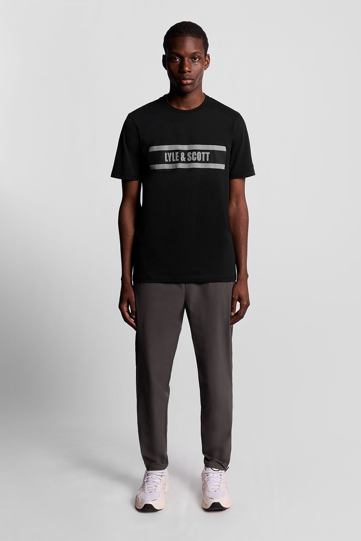 STRIPE LOGO GRAPHIC T-SHIRT JET BLACK 2