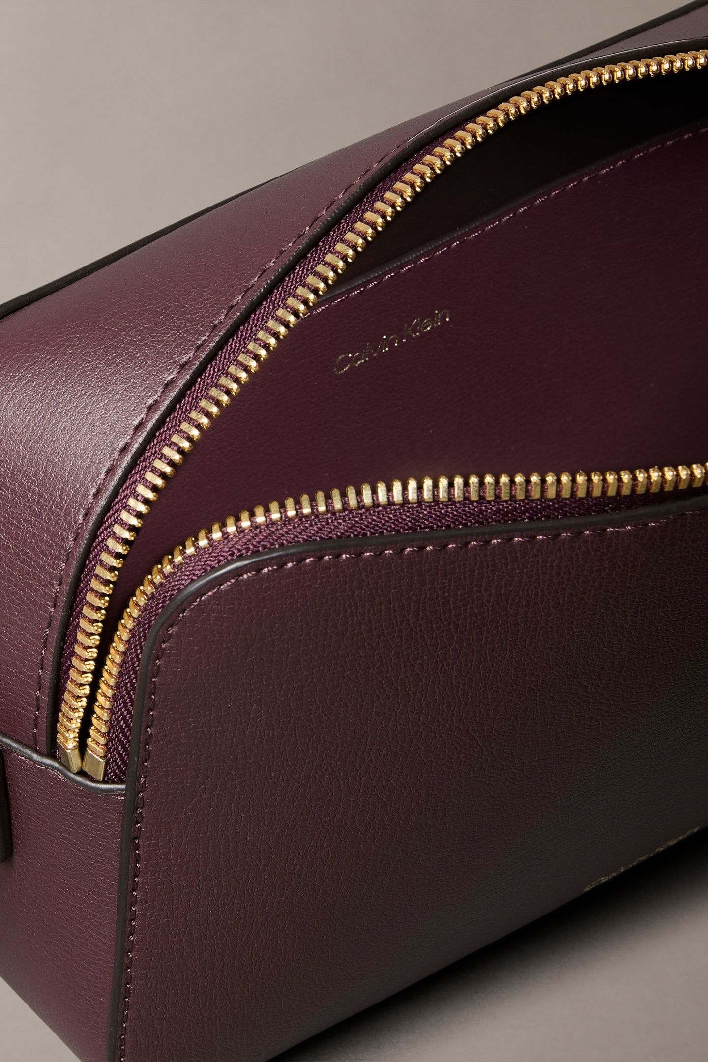 FOIL LOGO ELONGATED CAMERA BAG FUDGE/ESPRESSO 2