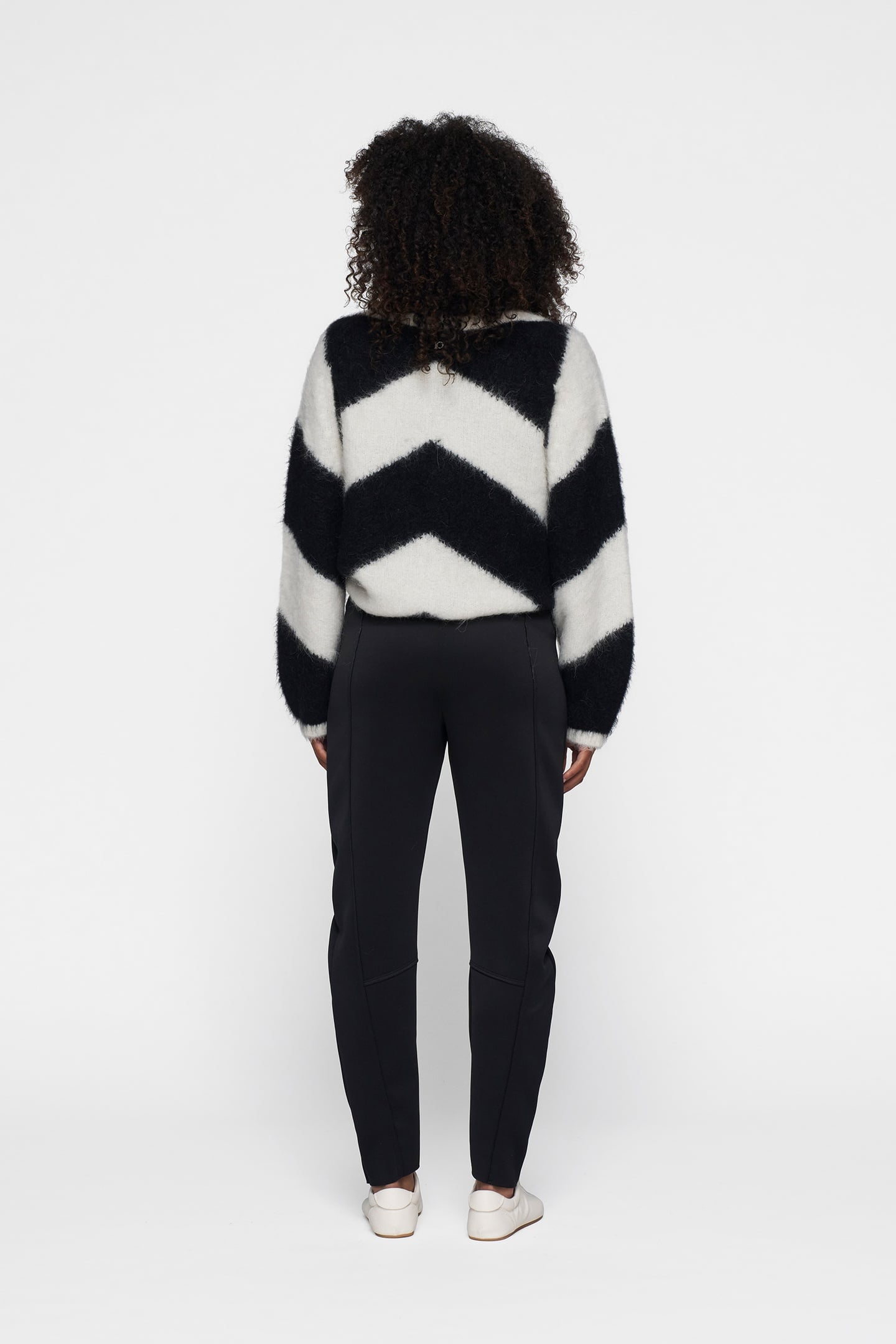 SOFT V-NECK SWEATER STRIPE ECRU/BLACK 2