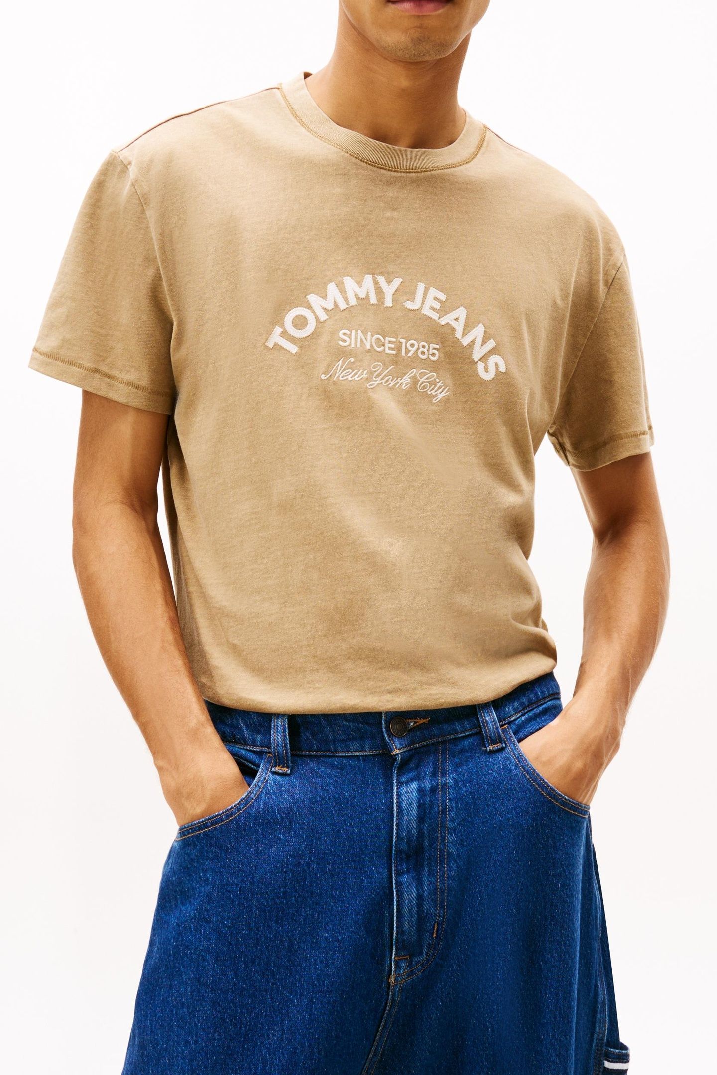 ARCH LOGO TEXTURED T-SHIRT DARK DUNE 1