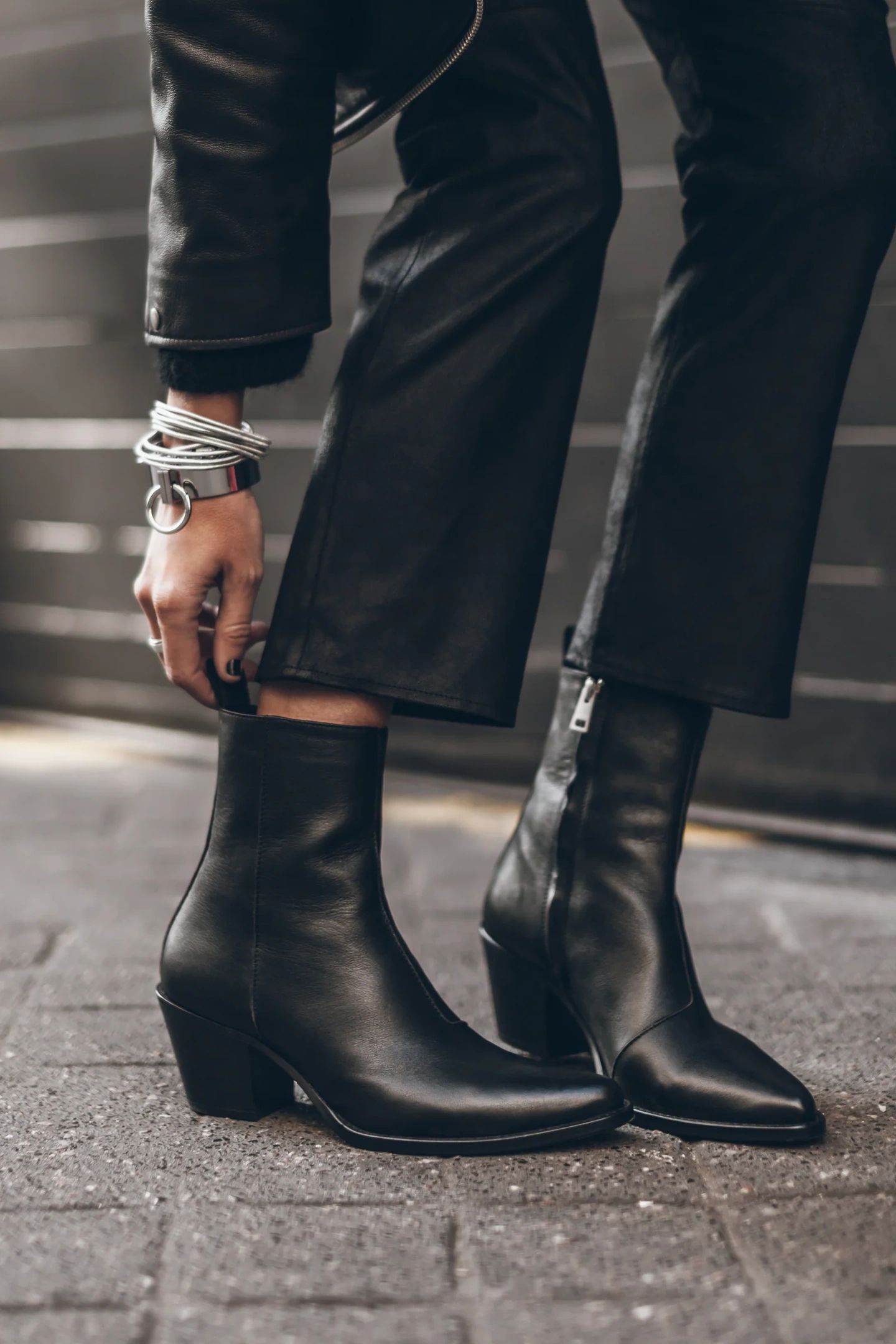 THE BLACK LEATHER ANKLE BOOTS 3