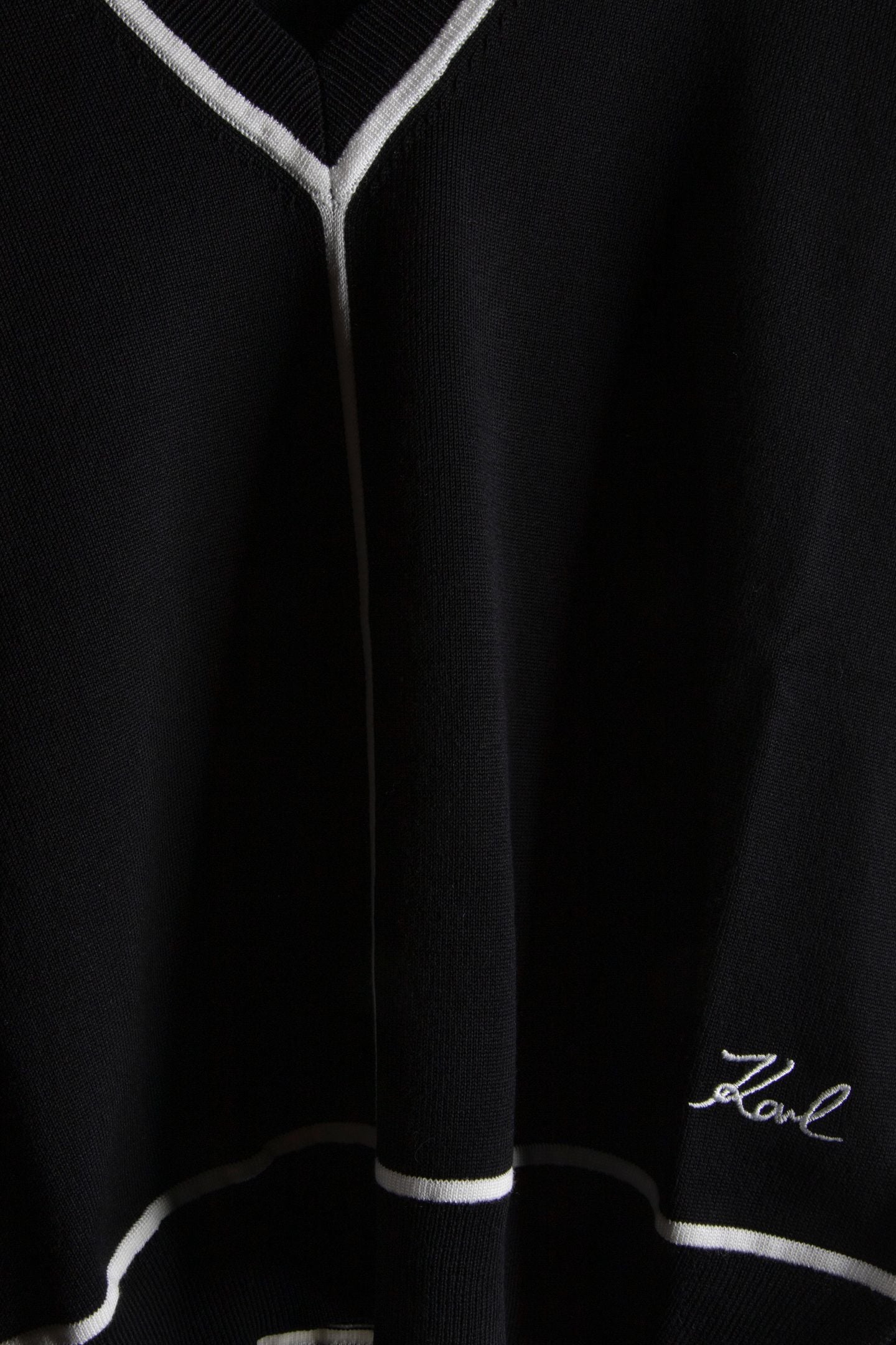 BLACK CONTRAST PIPING V-NECK SWEATER 4