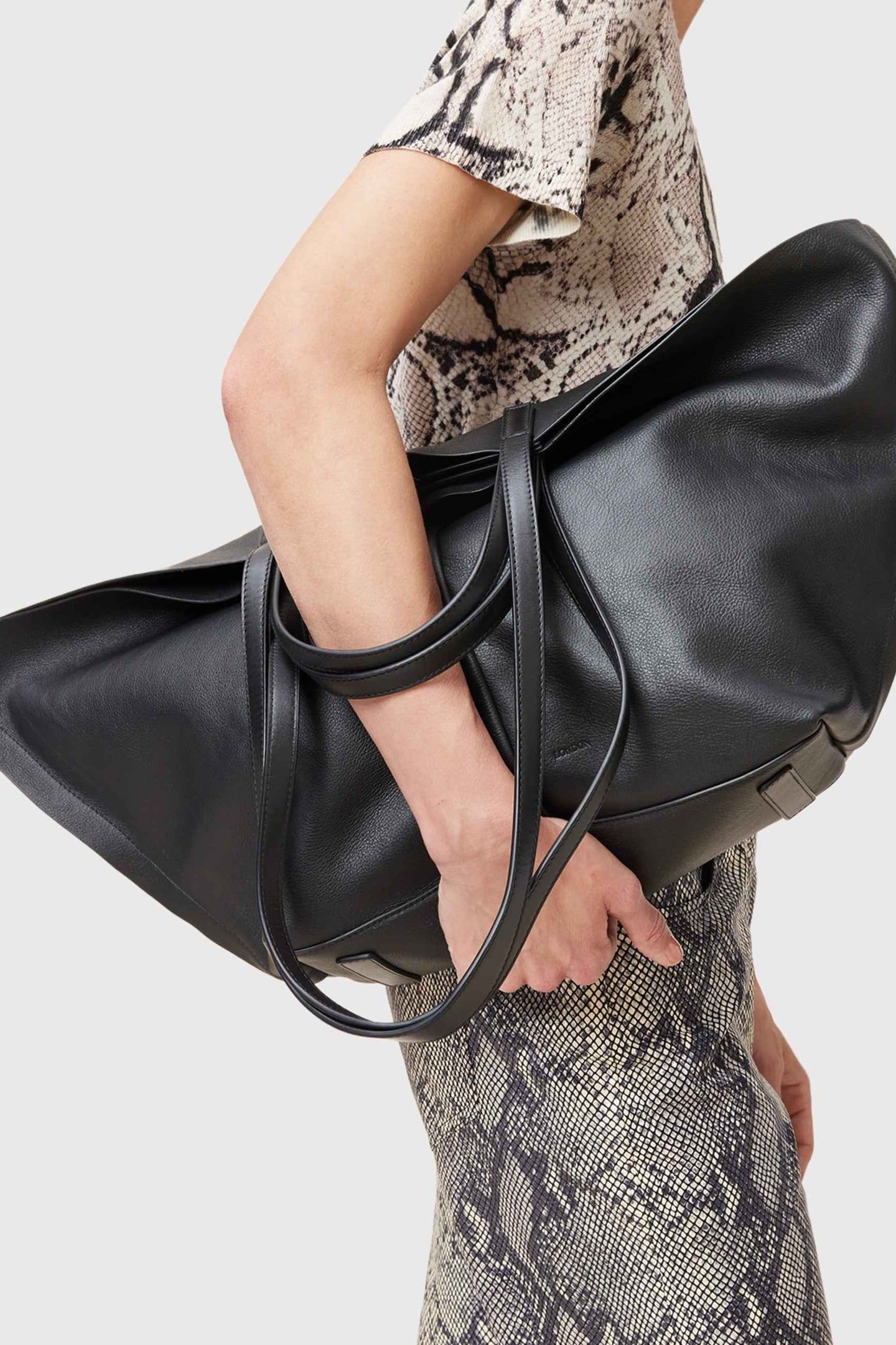 PHOENIX E/W TOTE BLACK 1