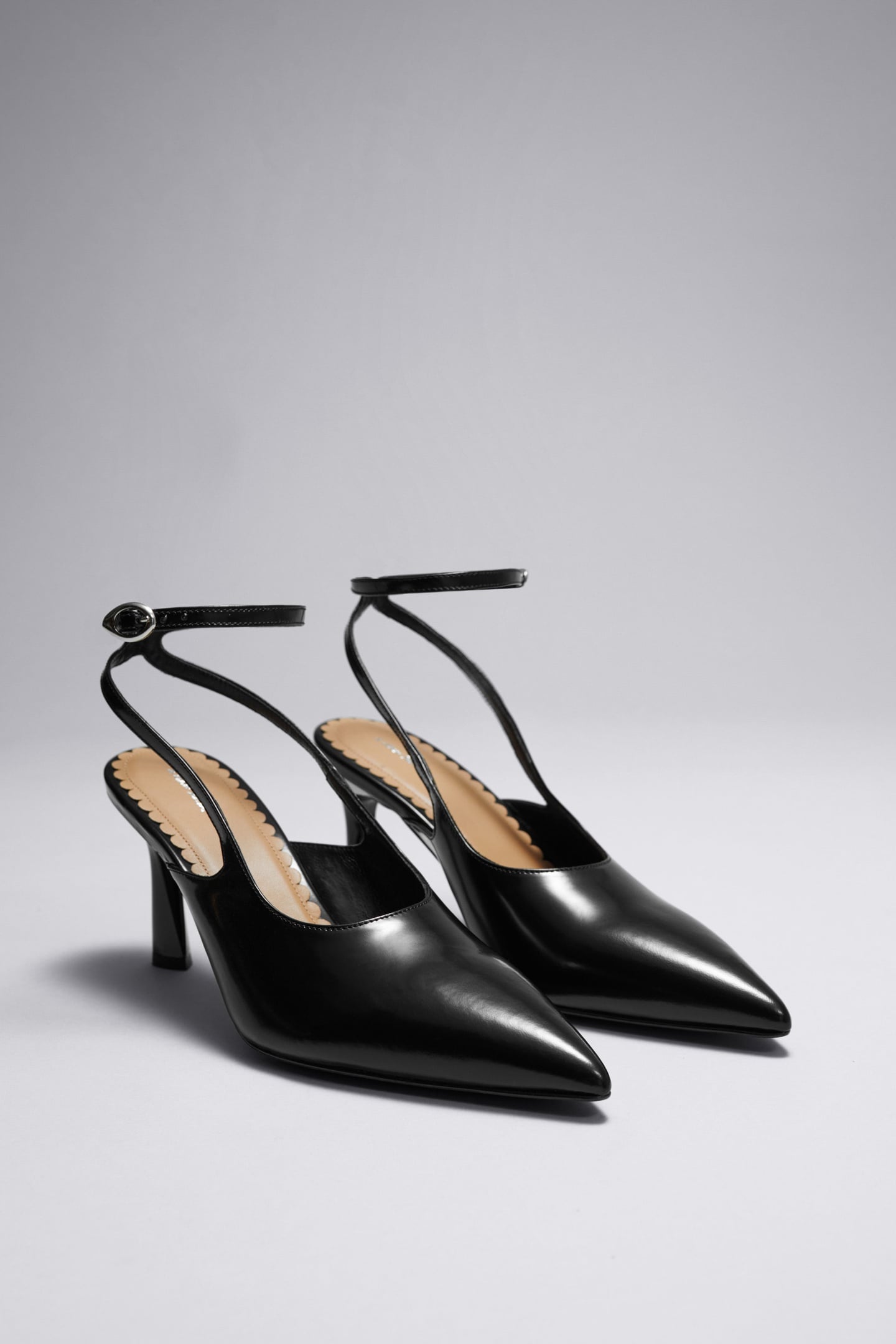 JAQUELINE POINTY PUMP BLACK 2