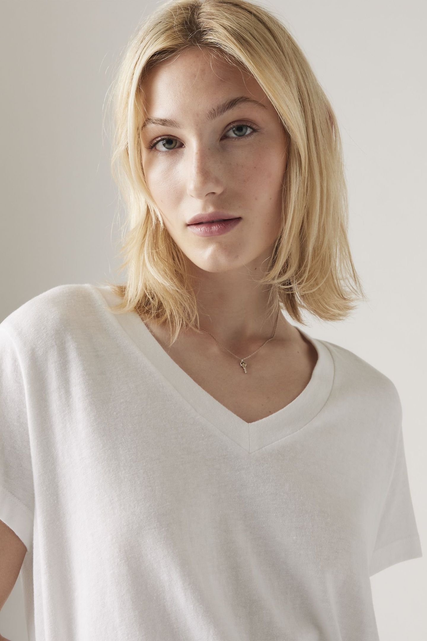 BOXY V-NECK TEE 5
